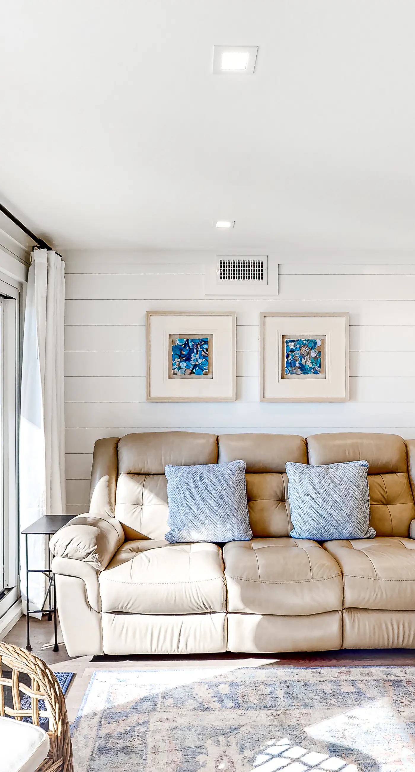 Adorable condo overlooking the sand with beach access & pools