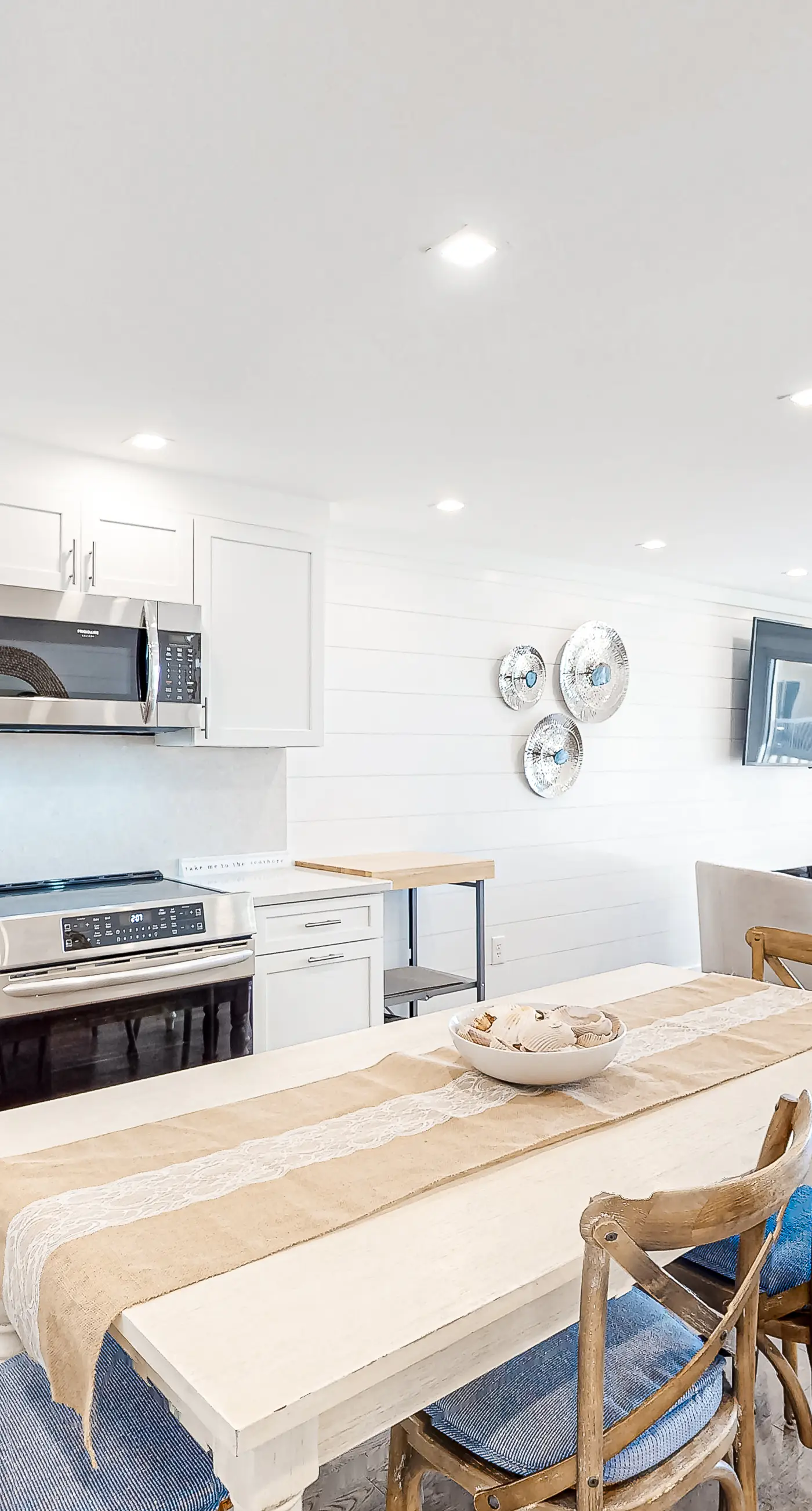Adorable condo overlooking the sand with beach access & pools
