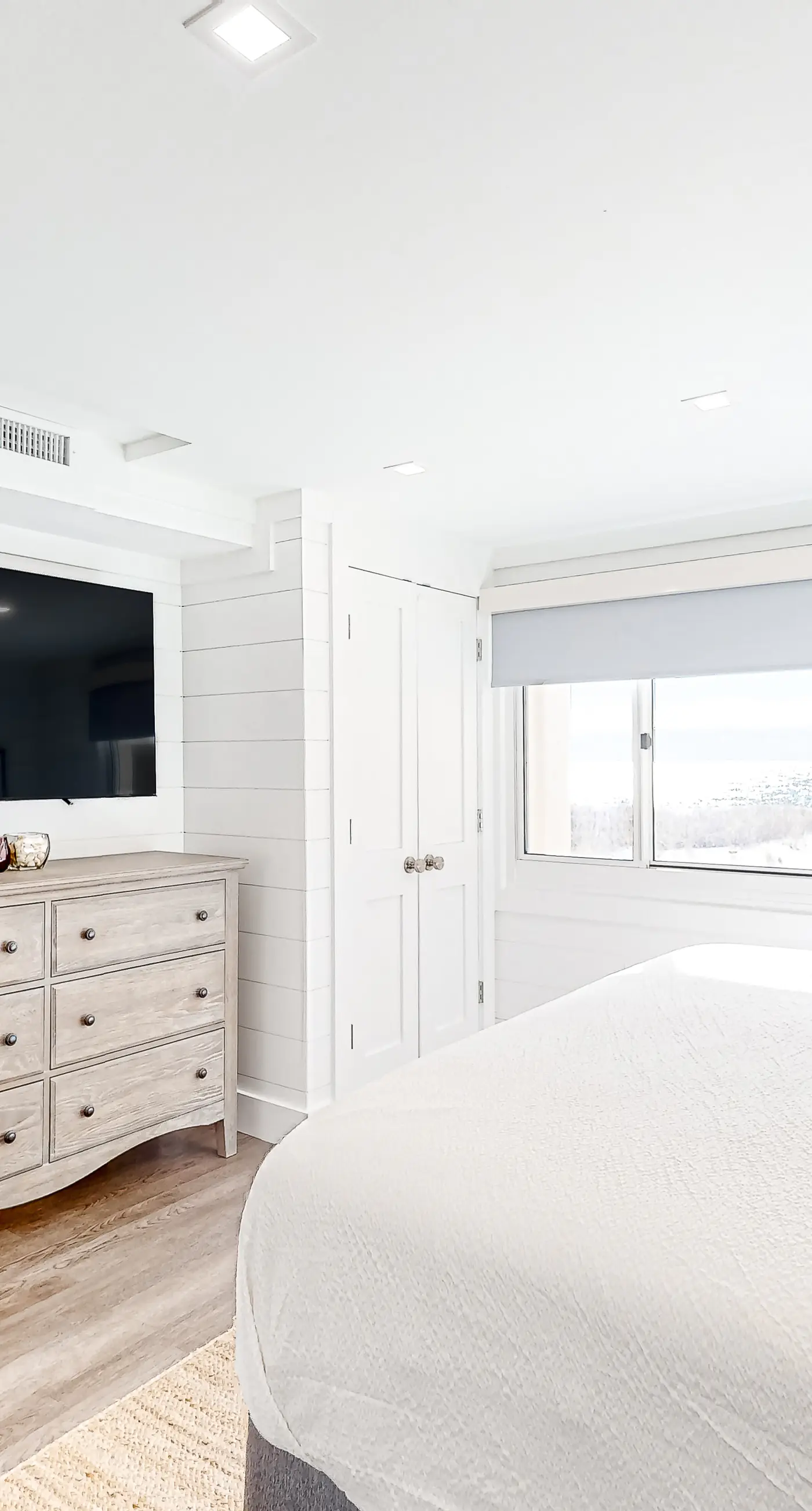 Adorable condo overlooking the sand with beach access & pools