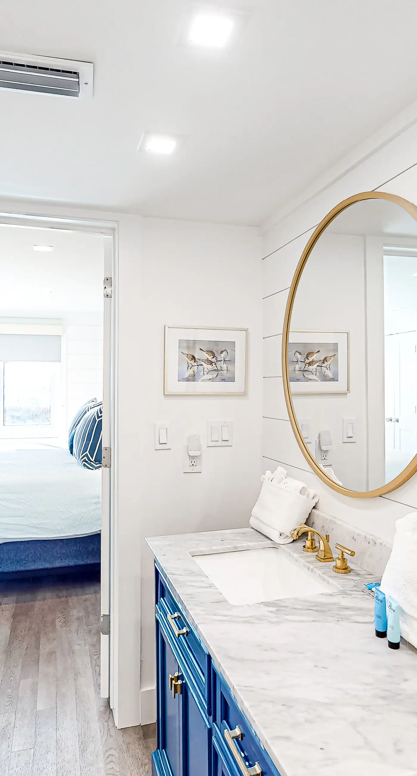 Adorable condo overlooking the sand with beach access & pools