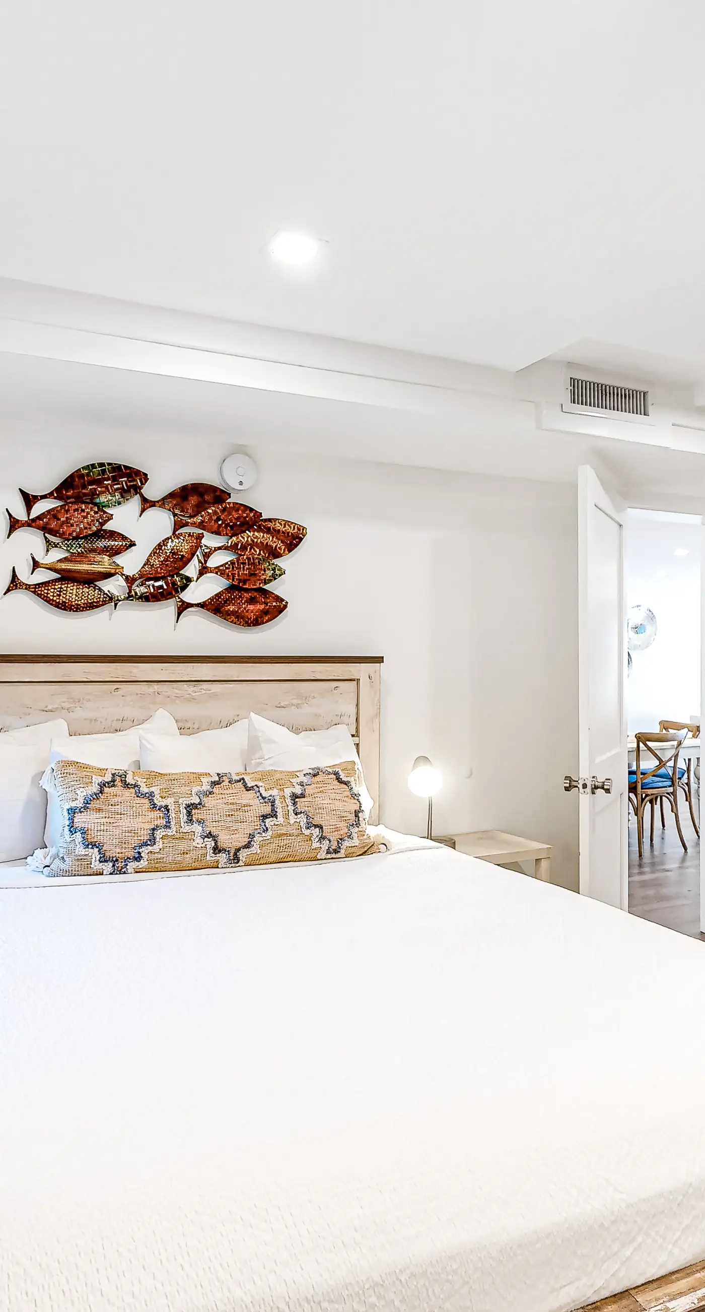 Adorable condo overlooking the sand with beach access & pools
