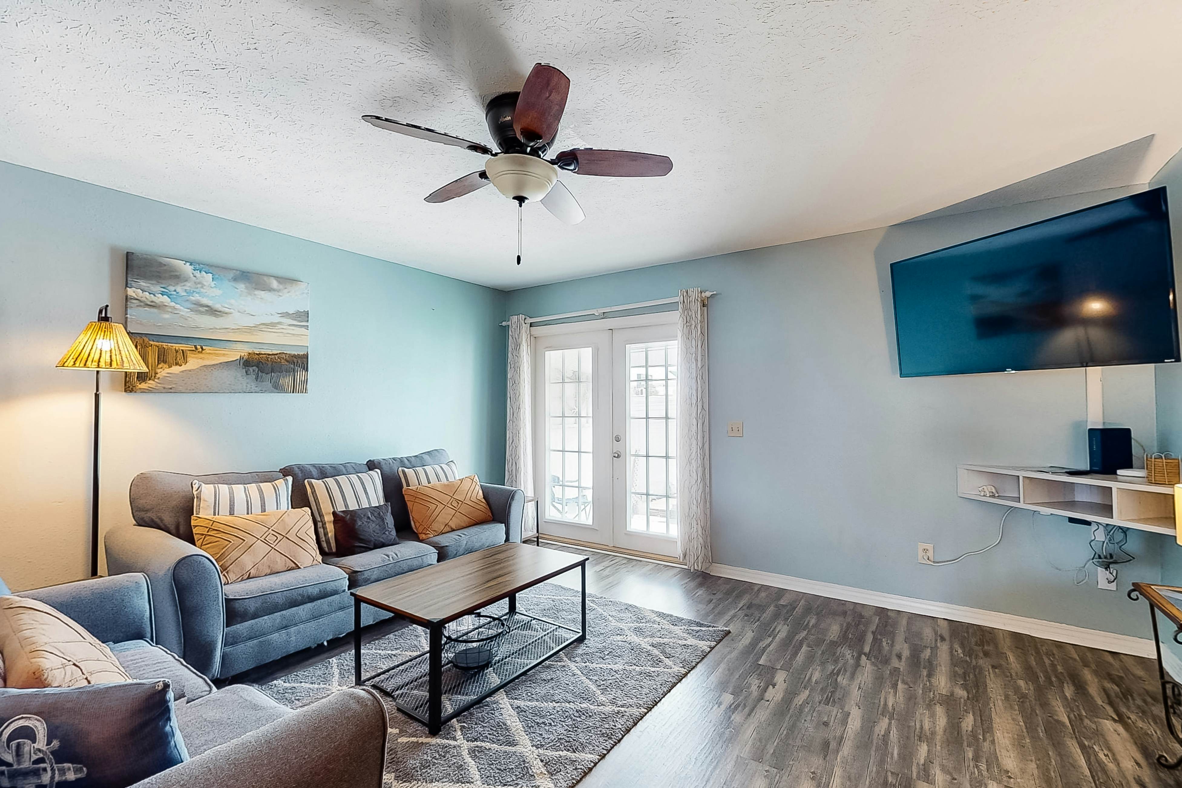 Dog-friendly close to the beach with WiFi, private washer & dryer, balcony, & AC