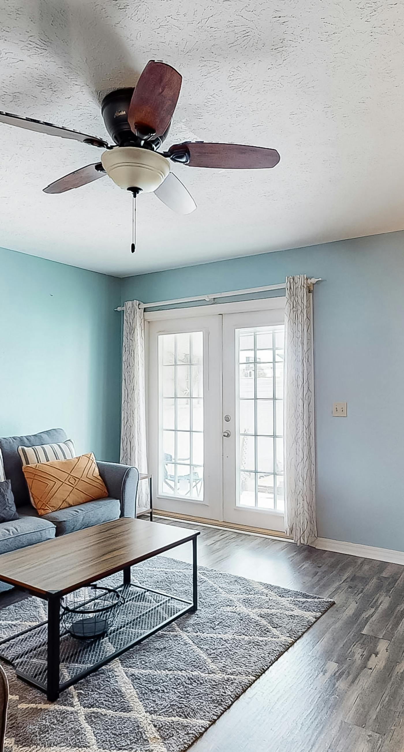 Dog-friendly close to the beach with WiFi, private washer & dryer, balcony, & AC