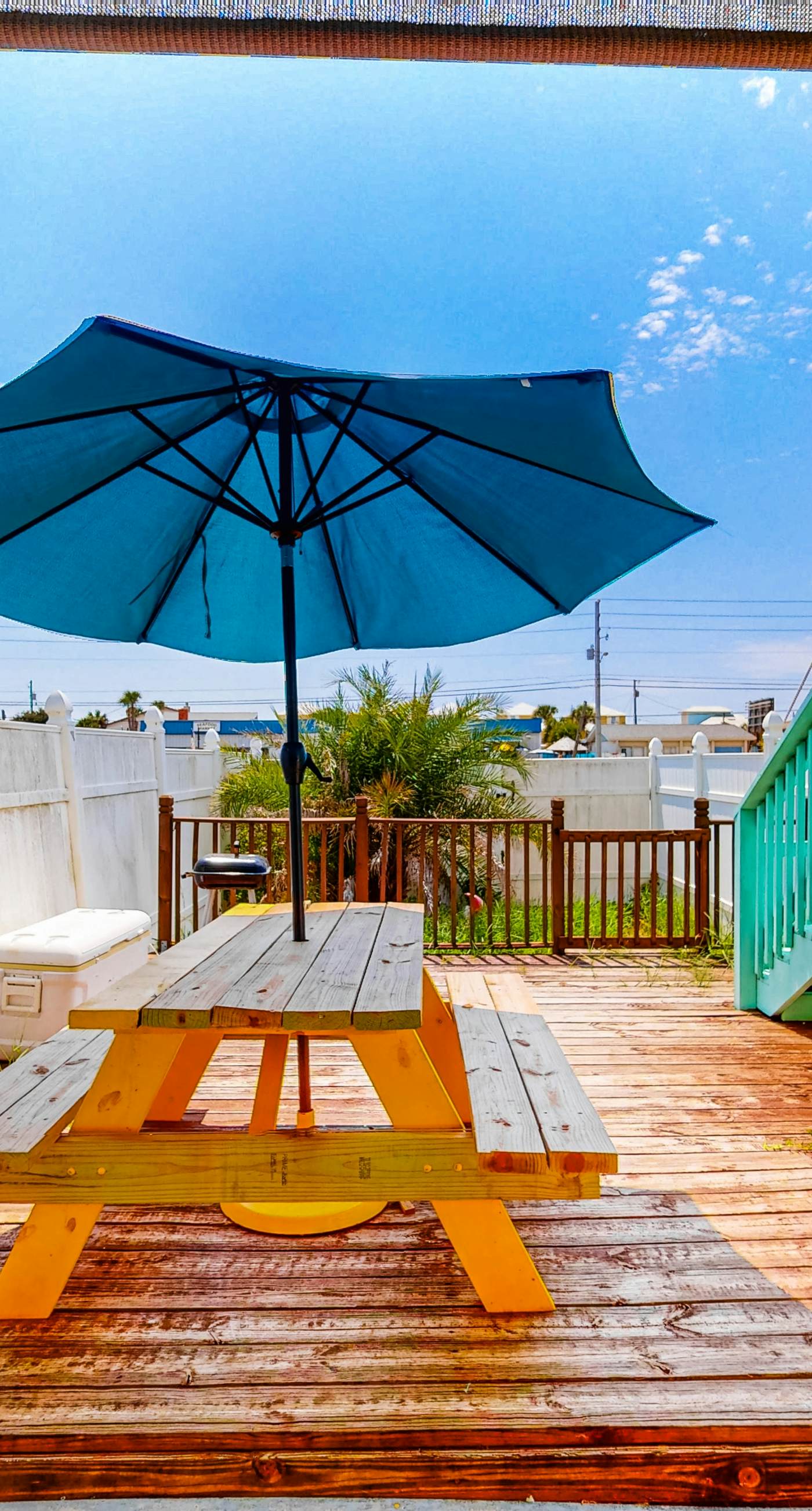 Dog-friendly close to the beach with WiFi, private washer & dryer, balcony, & AC