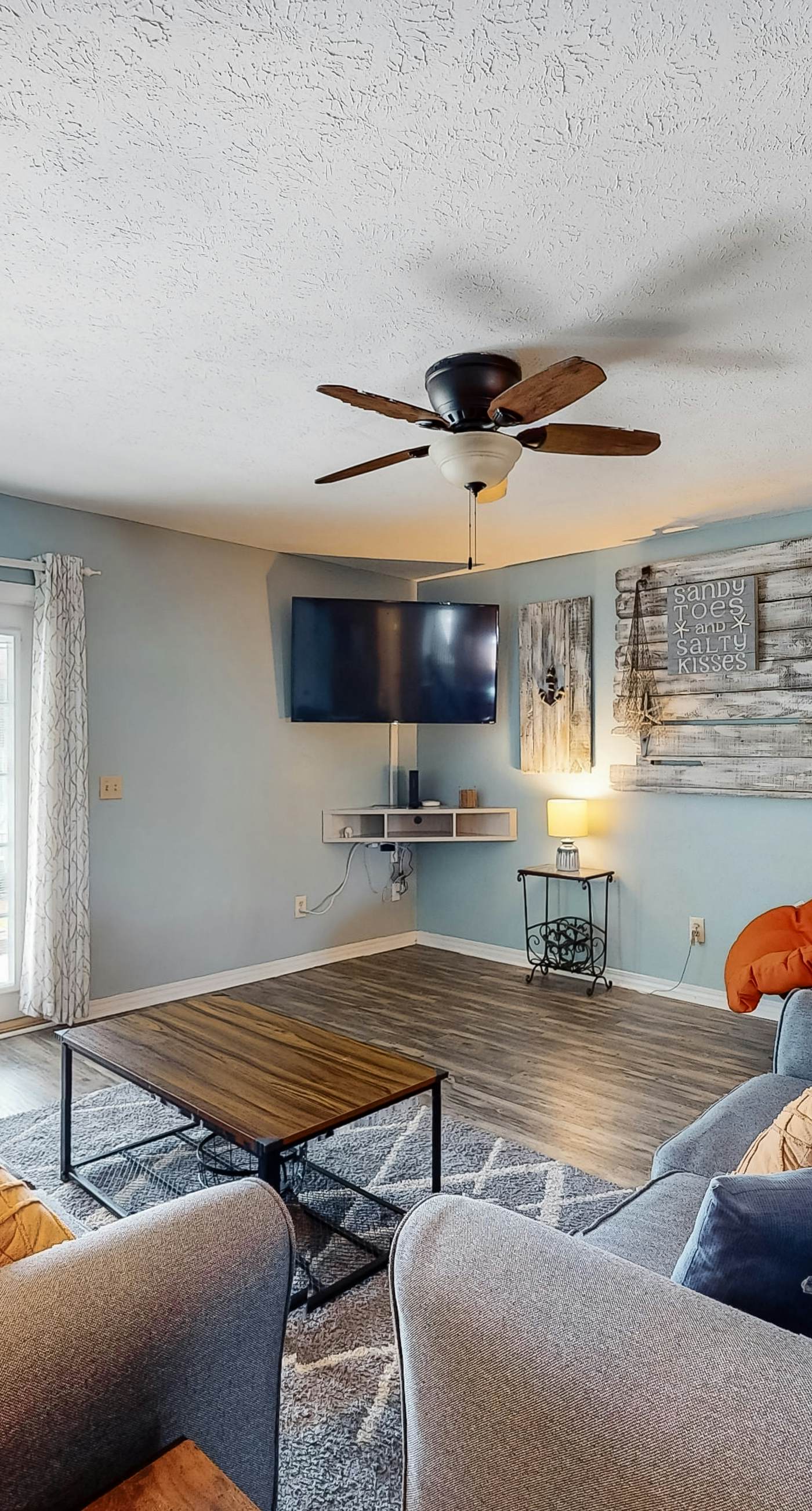 Dog-friendly close to the beach with WiFi, private washer & dryer, balcony, & AC