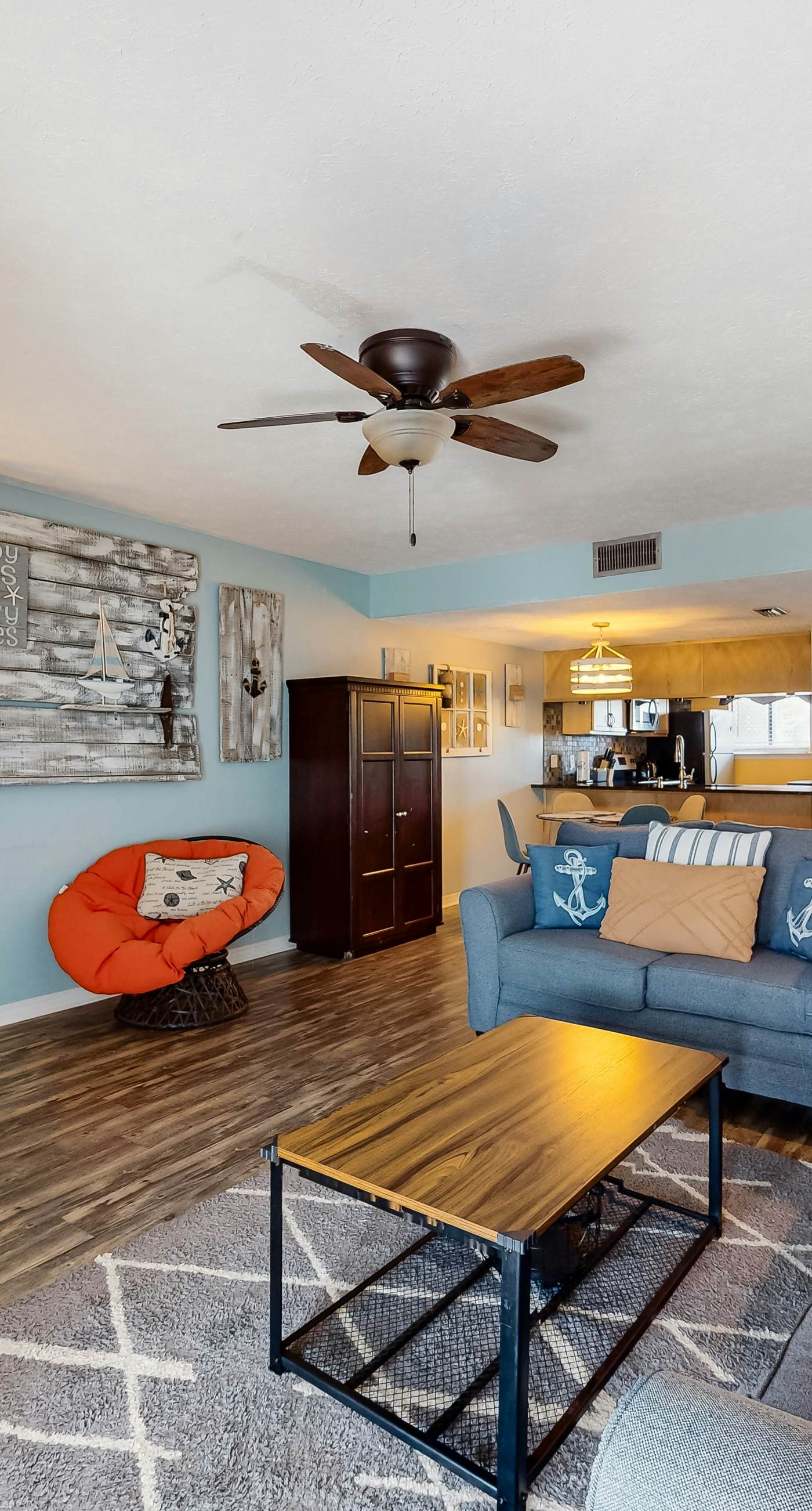 Dog-friendly close to the beach with WiFi, private washer & dryer, balcony, & AC