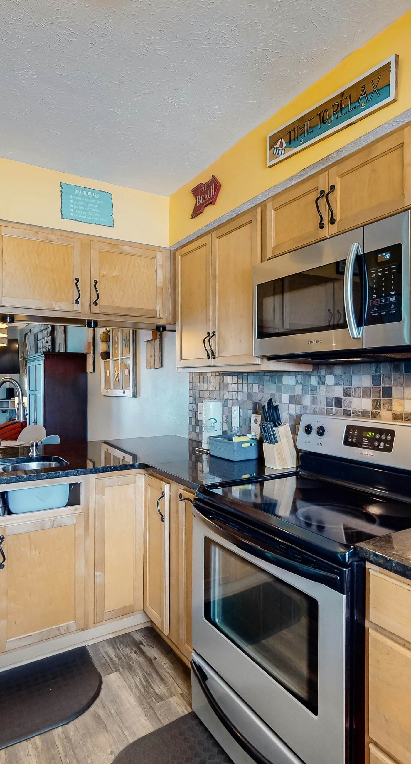 Dog-friendly close to the beach with WiFi, private washer & dryer, balcony, & AC