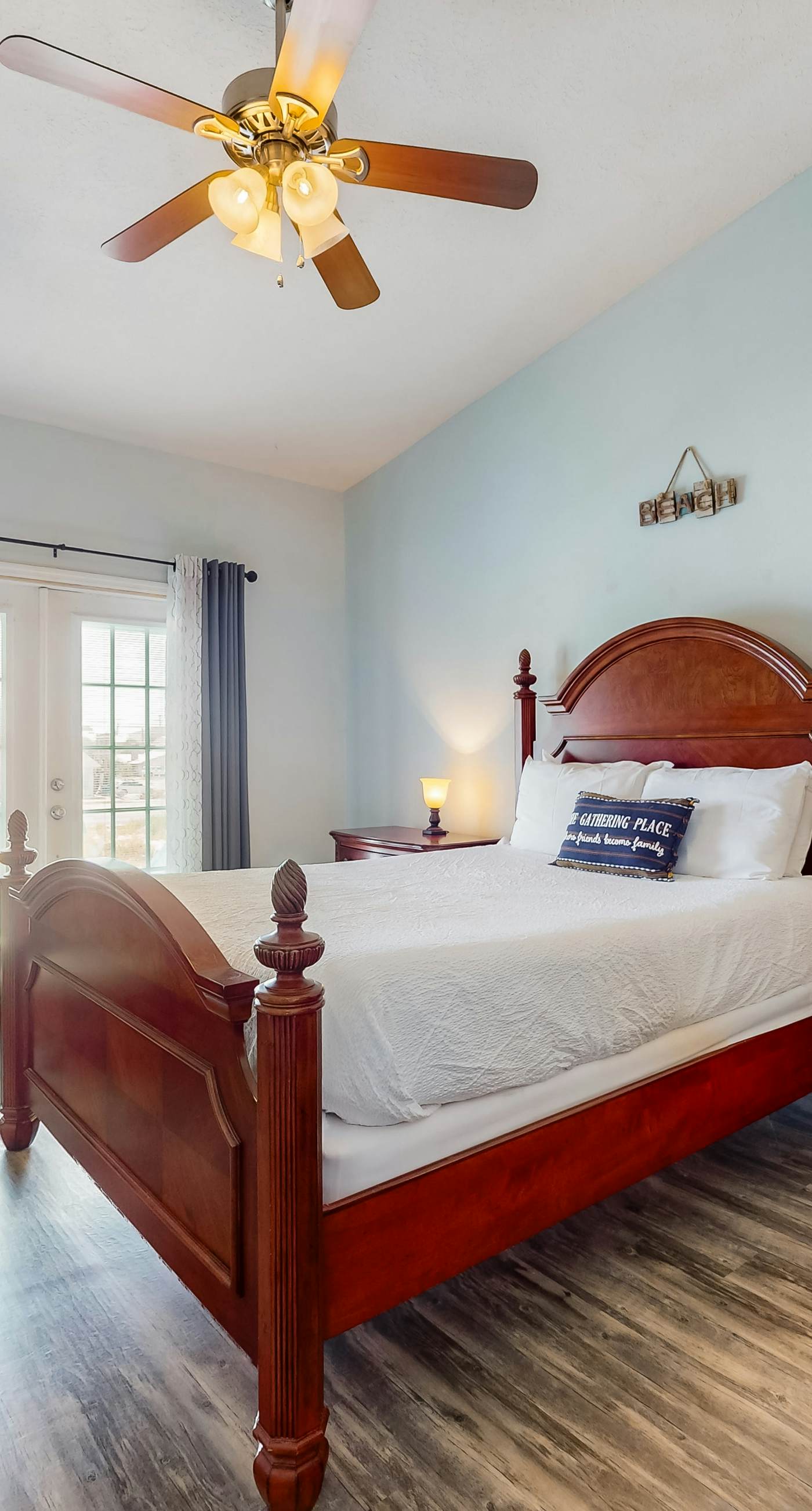 Dog-friendly close to the beach with WiFi, private washer & dryer, balcony, & AC