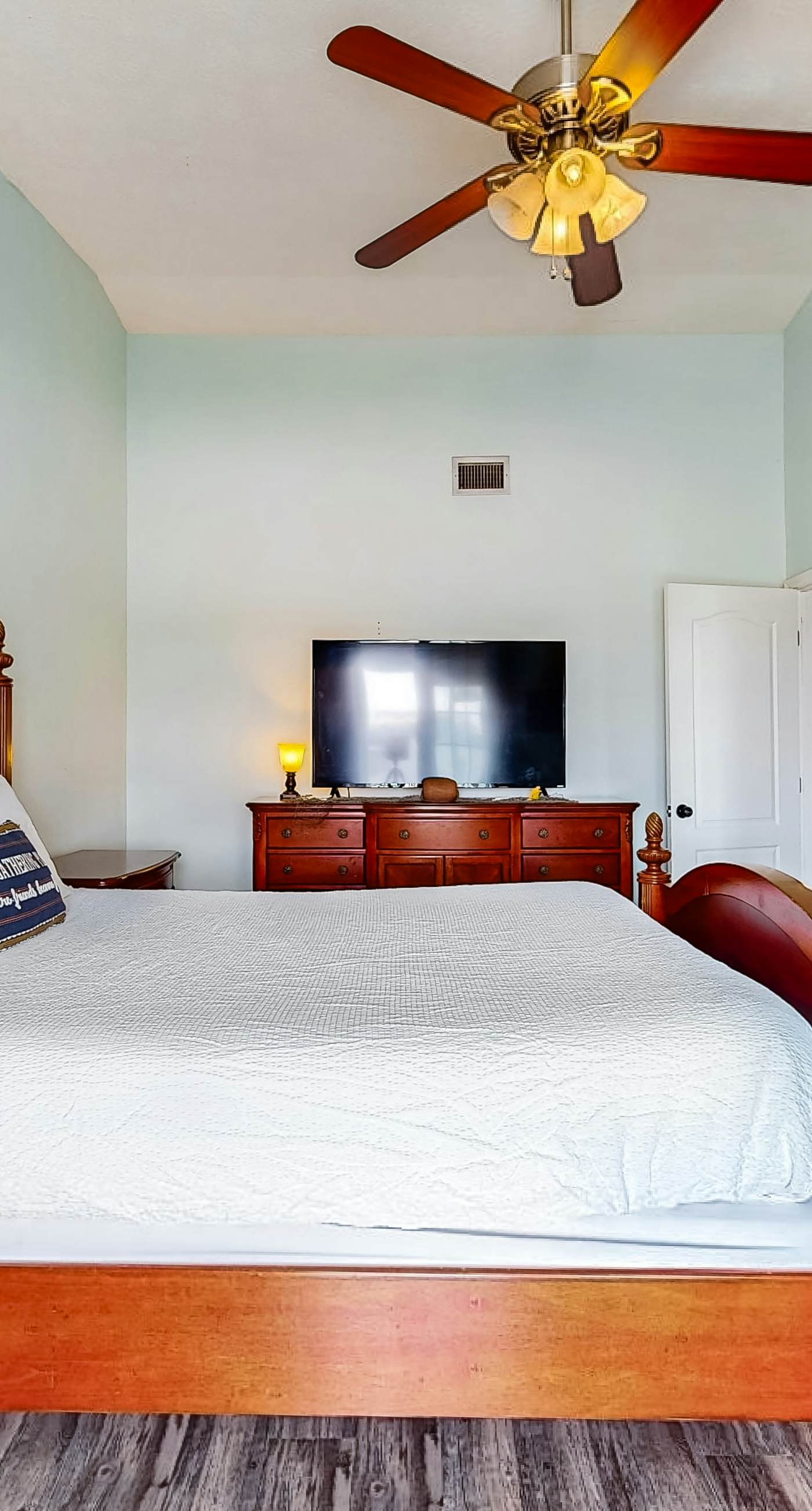 Dog-friendly close to the beach with WiFi, private washer & dryer, balcony, & AC