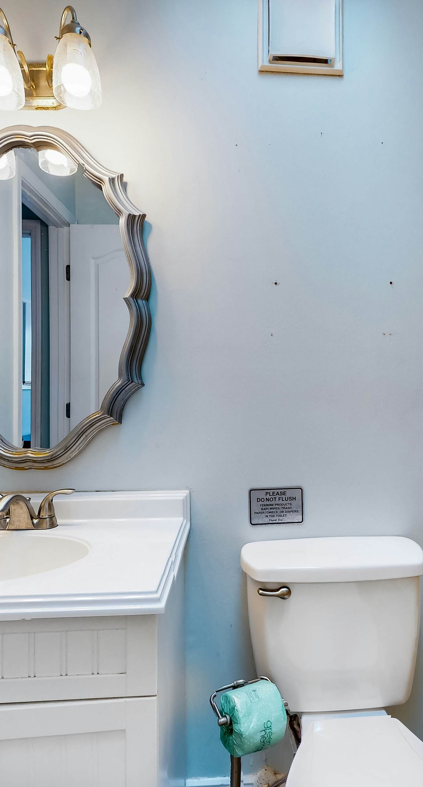 Dog-friendly close to the beach with WiFi, private washer & dryer, balcony, & AC