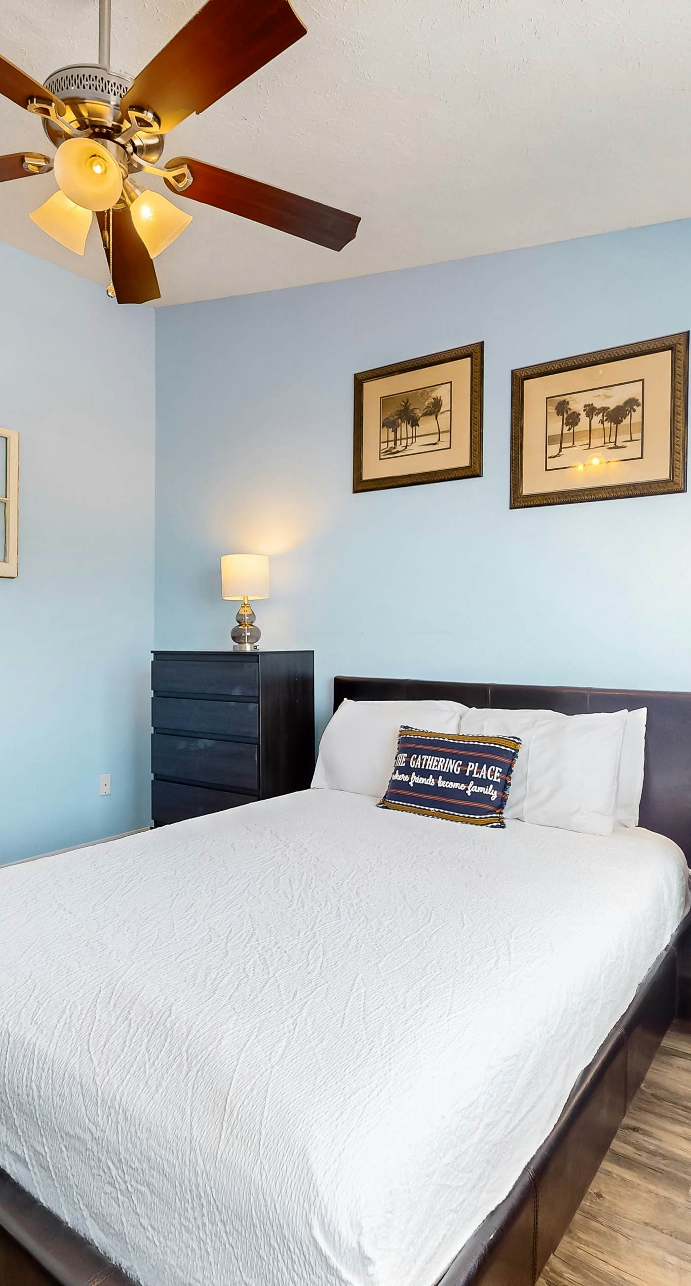 Dog-friendly close to the beach with WiFi, private washer & dryer, balcony, & AC