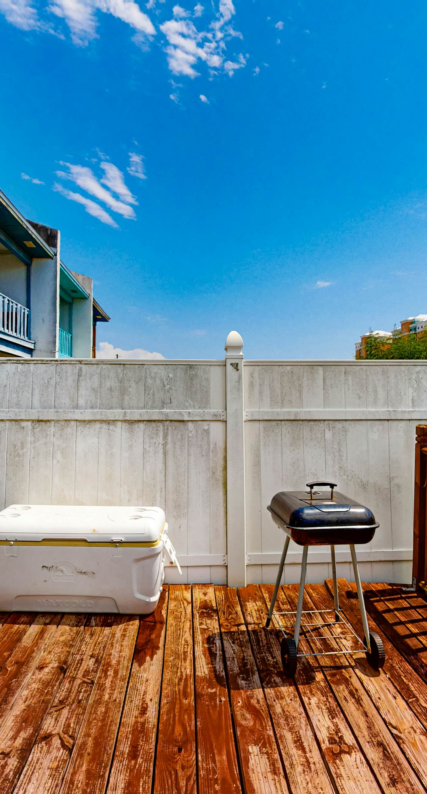 Dog-friendly close to the beach with WiFi, private washer & dryer, balcony, & AC