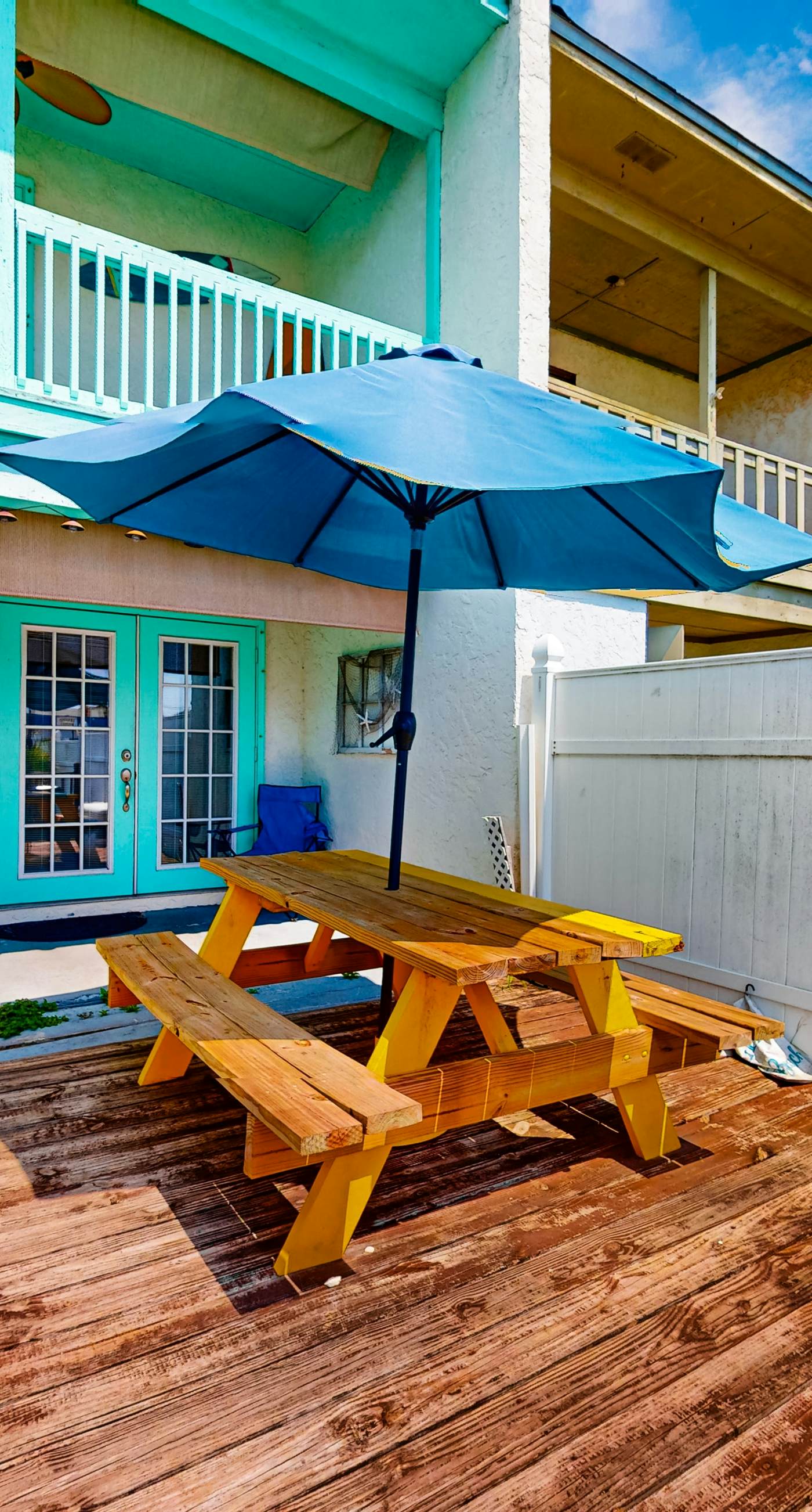 Dog-friendly close to the beach with WiFi, private washer & dryer, balcony, & AC