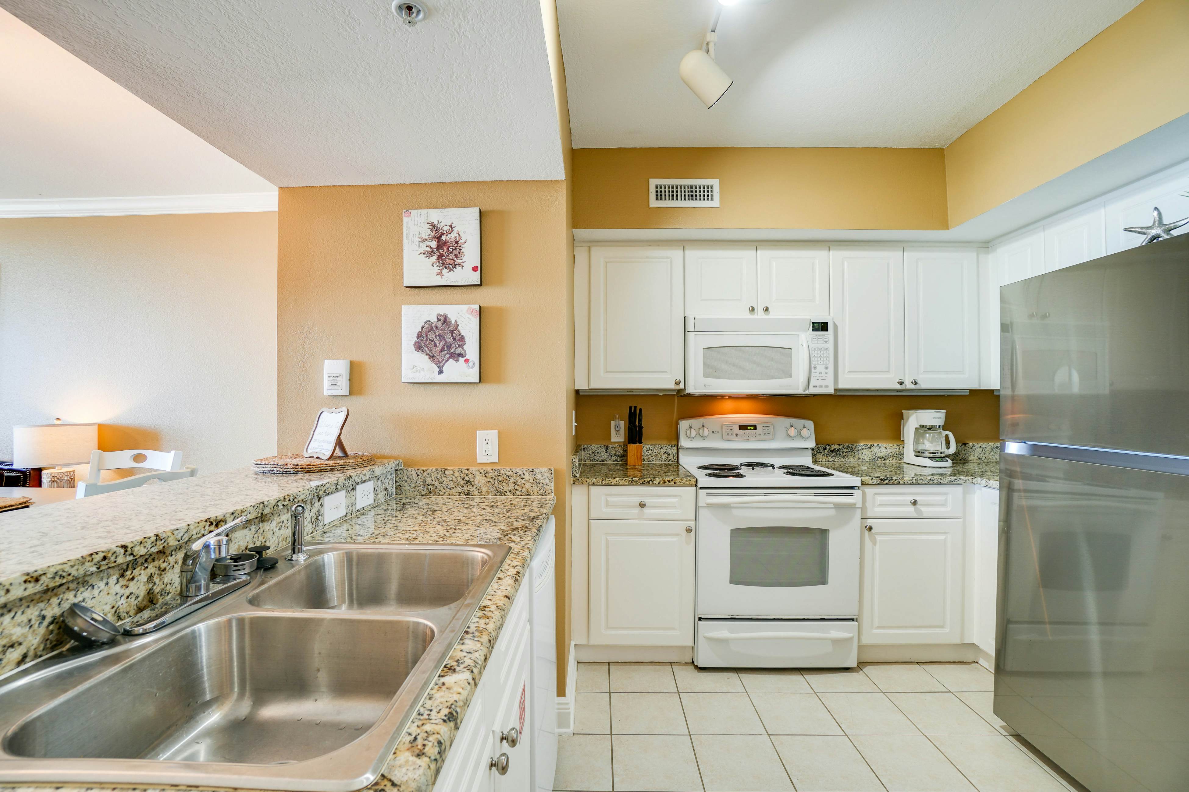 12th-floor oceanfront home, pool, hot tub, on-site cafe, & free beach service