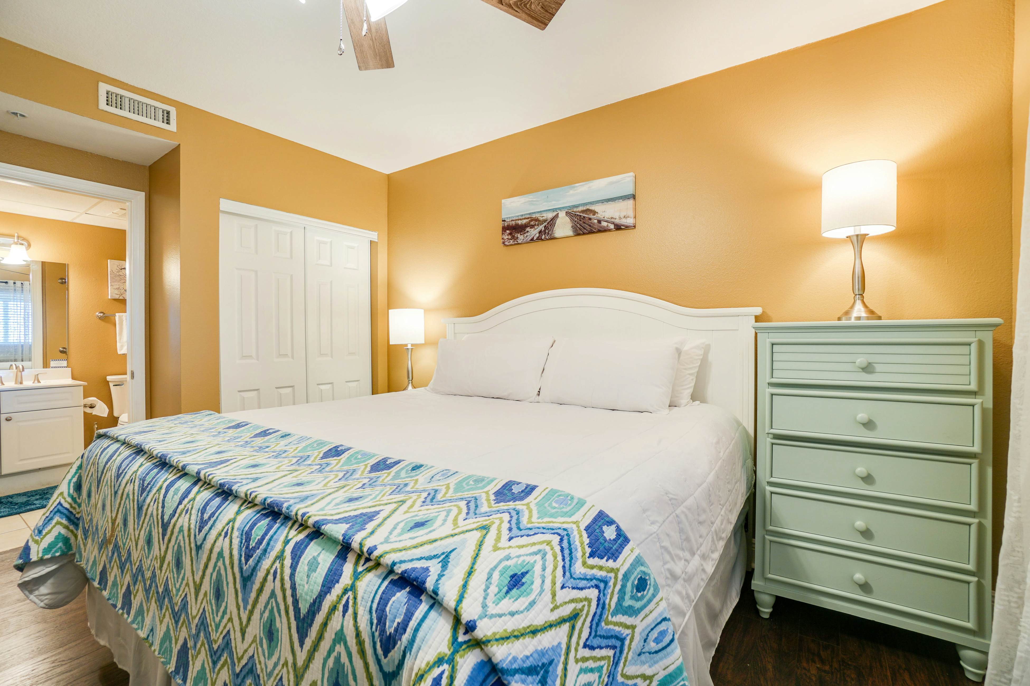 12th-floor oceanfront home, pool, hot tub, on-site cafe, & free beach service