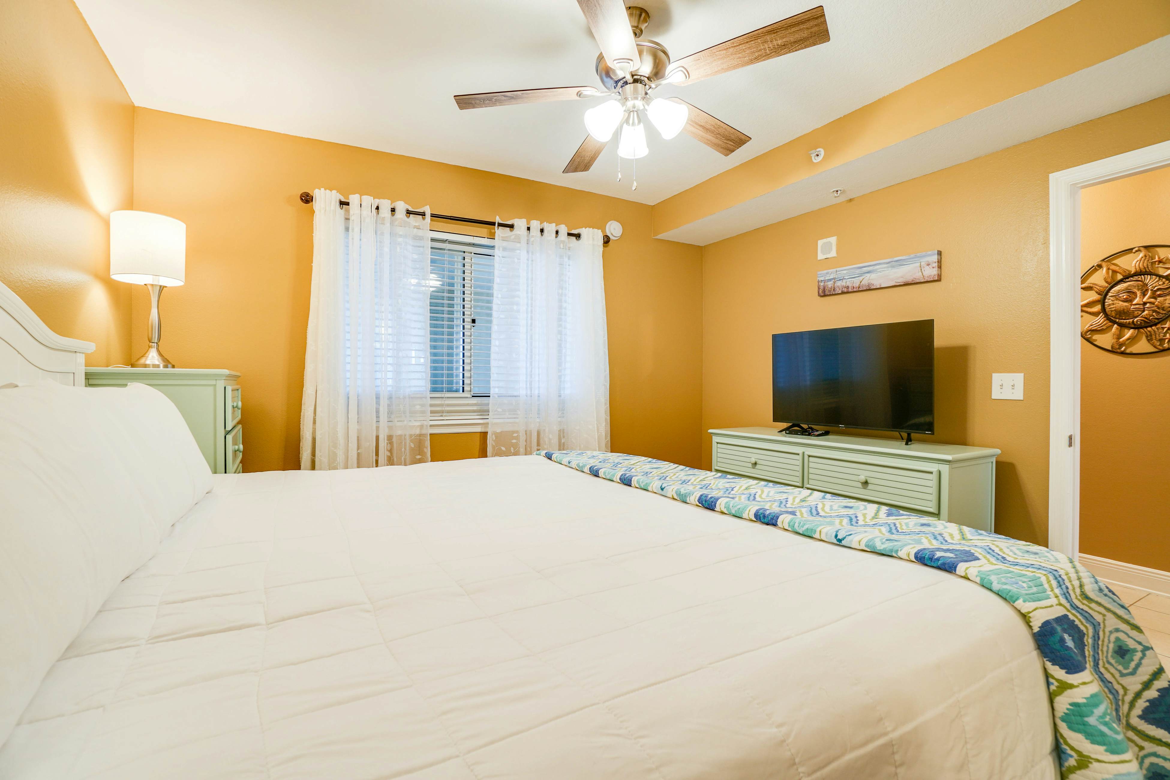 12th-floor oceanfront home, pool, hot tub, on-site cafe, & free beach service