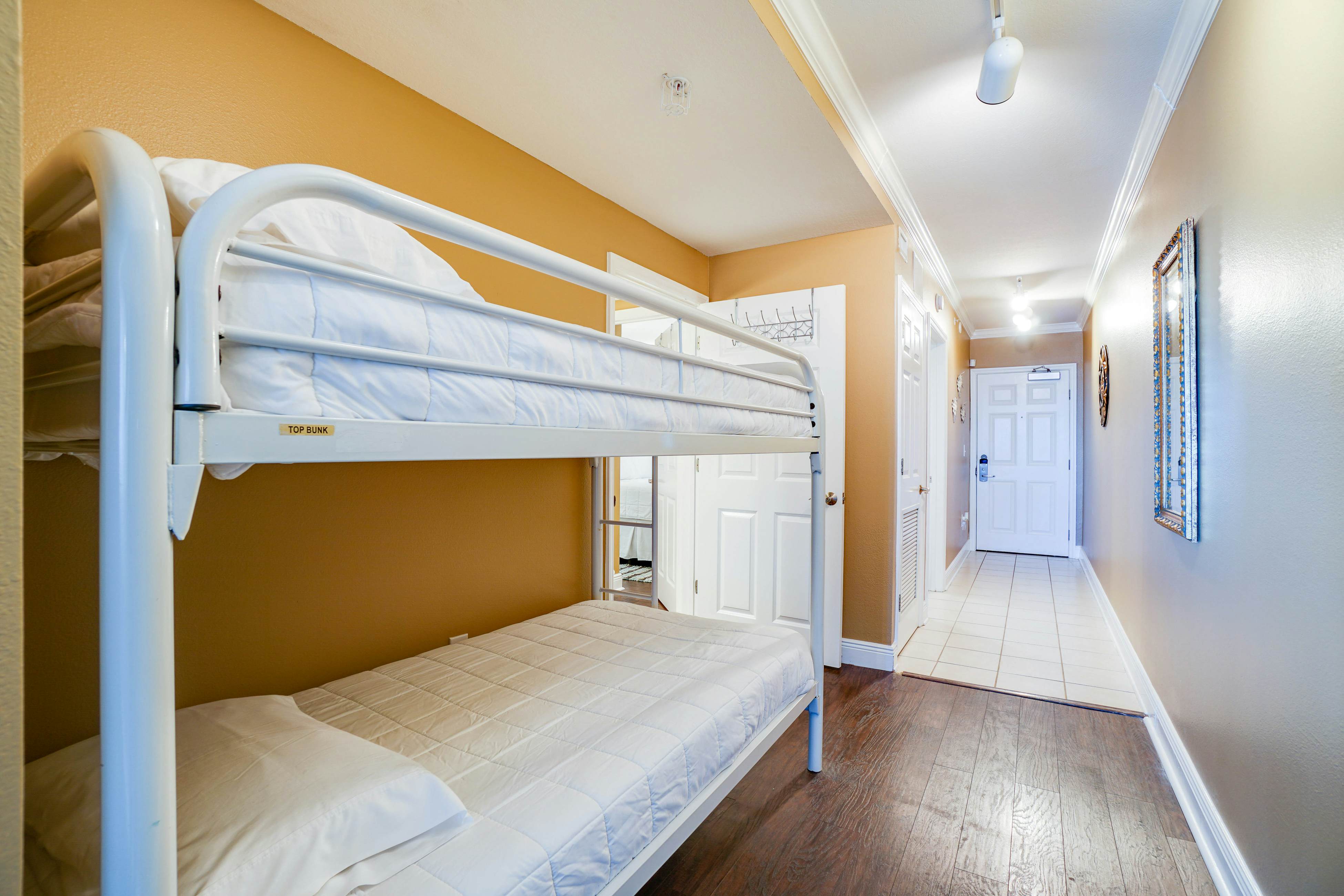 12th-floor oceanfront home, pool, hot tub, on-site cafe, & free beach service