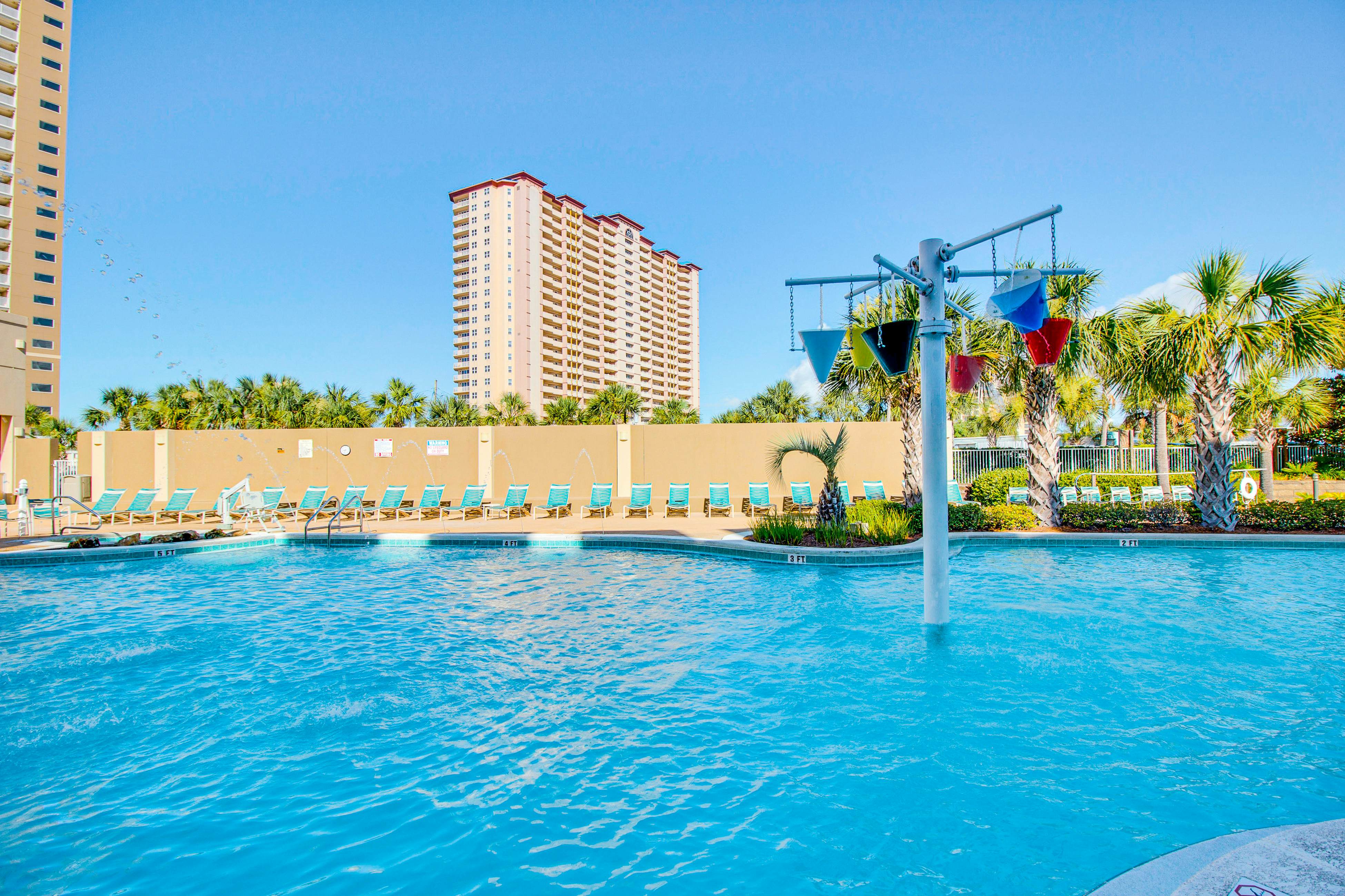 12th-floor oceanfront home, pool, hot tub, on-site cafe, & free beach service