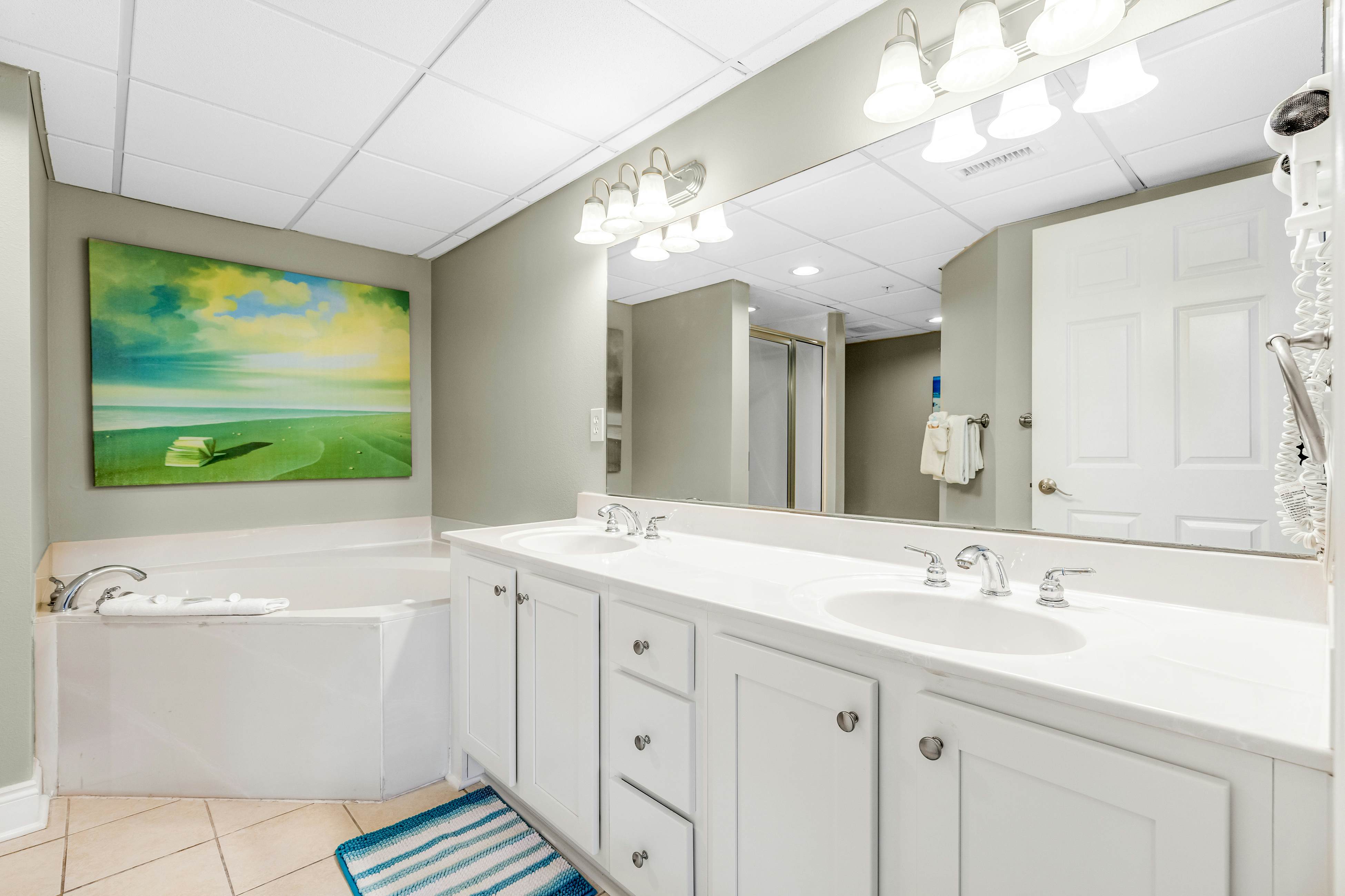 Waterfront w/ Views, Pools, Hot Tub, Gym - Walk to Beach, Snowbirds Welcome