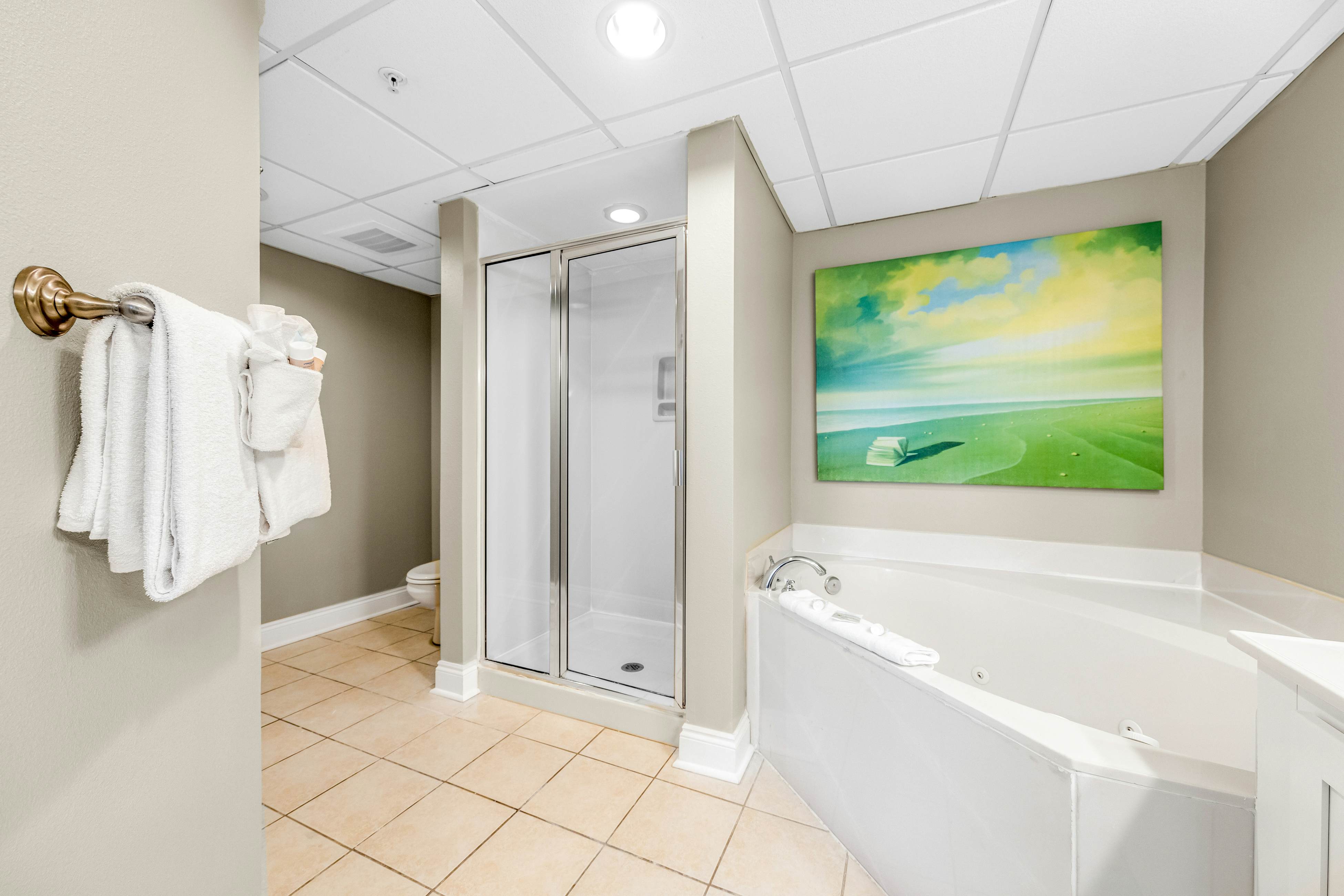 Waterfront w/ Views, Pools, Hot Tub, Gym - Walk to Beach, Snowbirds Welcome