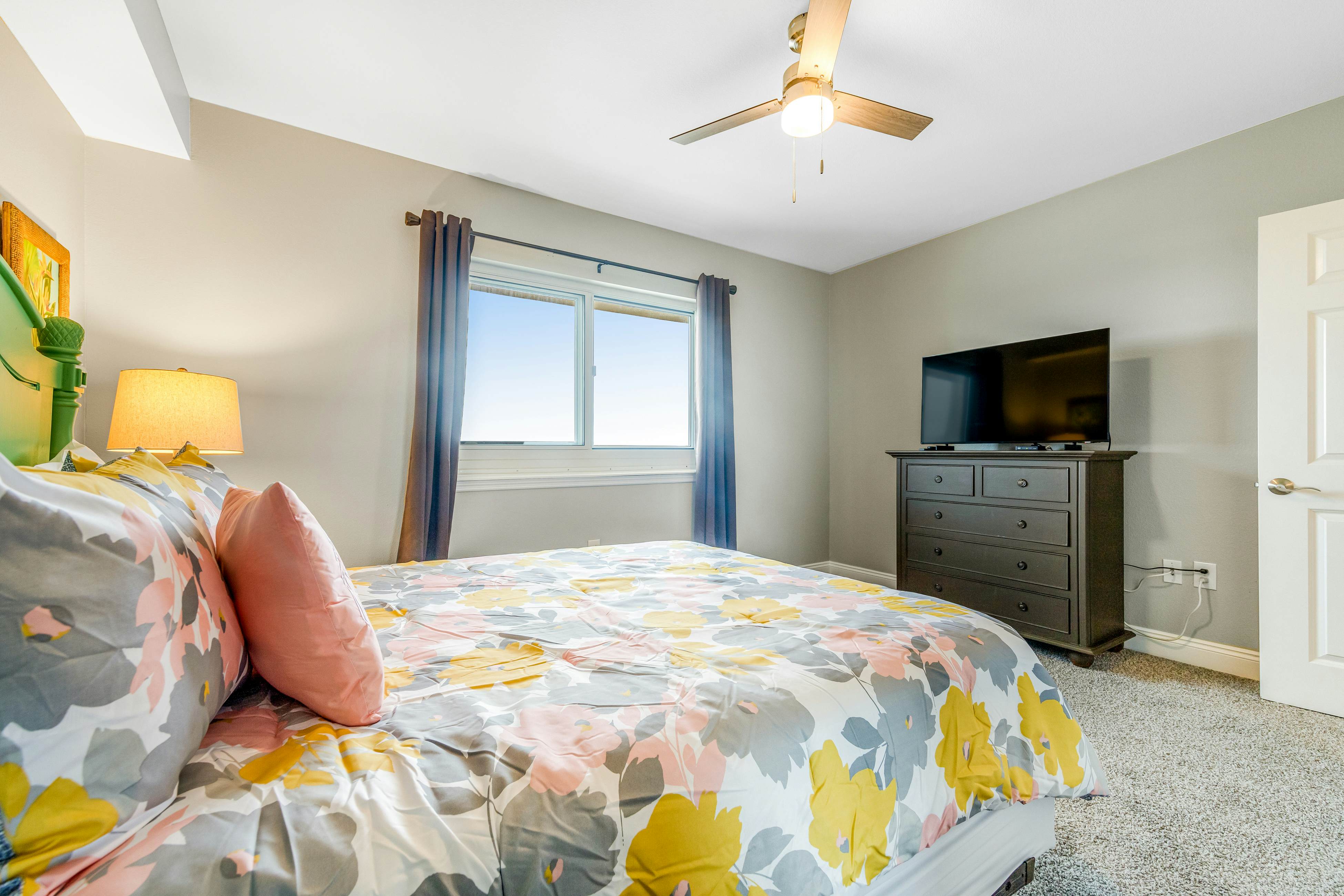 Waterfront w/ Views, Pools, Hot Tub, Gym - Walk to Beach, Snowbirds Welcome