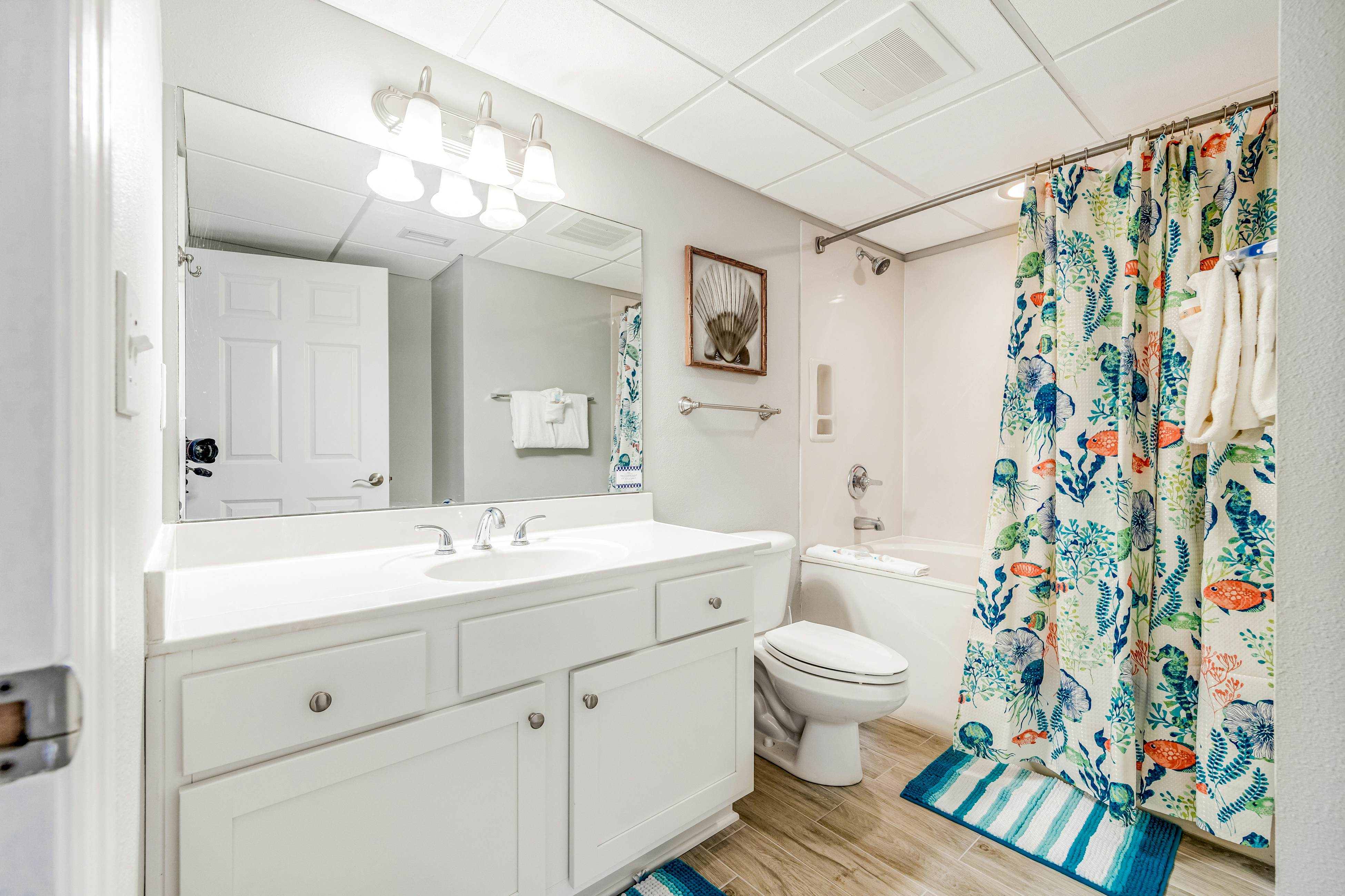 Waterfront w/ Views, Pools, Hot Tub, Gym - Walk to Beach, Snowbirds Welcome