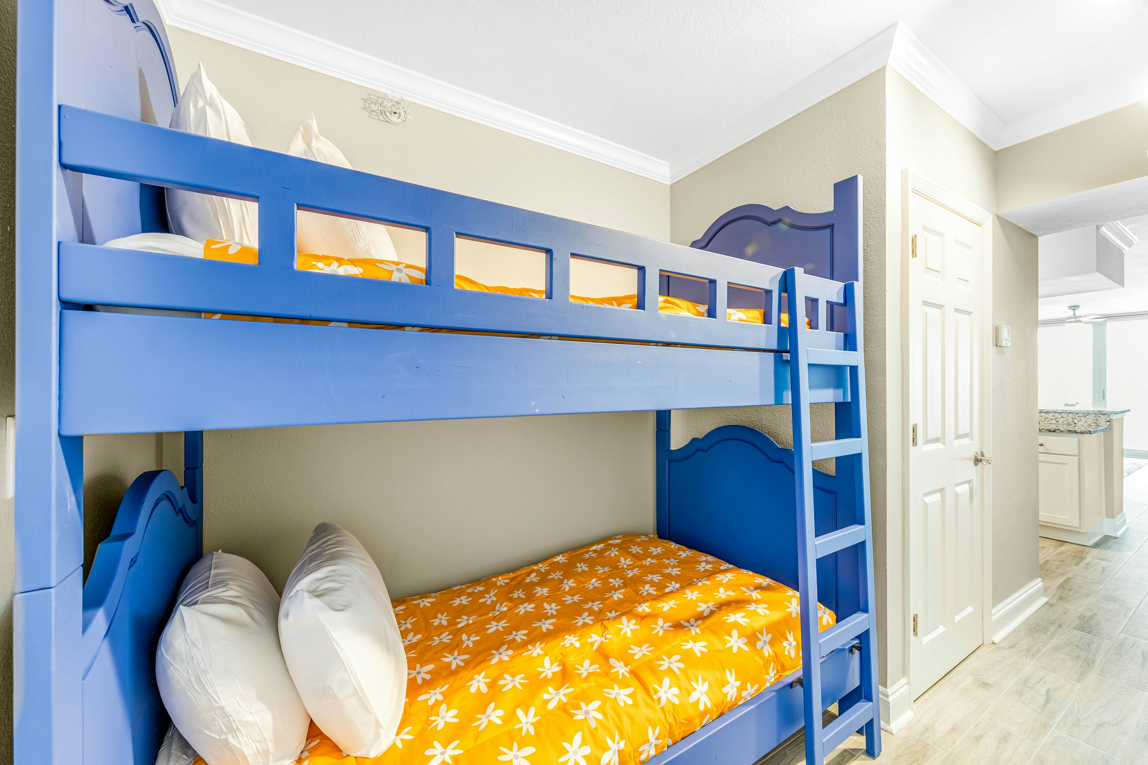 Waterfront w/ Views, Pools, Hot Tub, Gym - Walk to Beach, Snowbirds Welcome