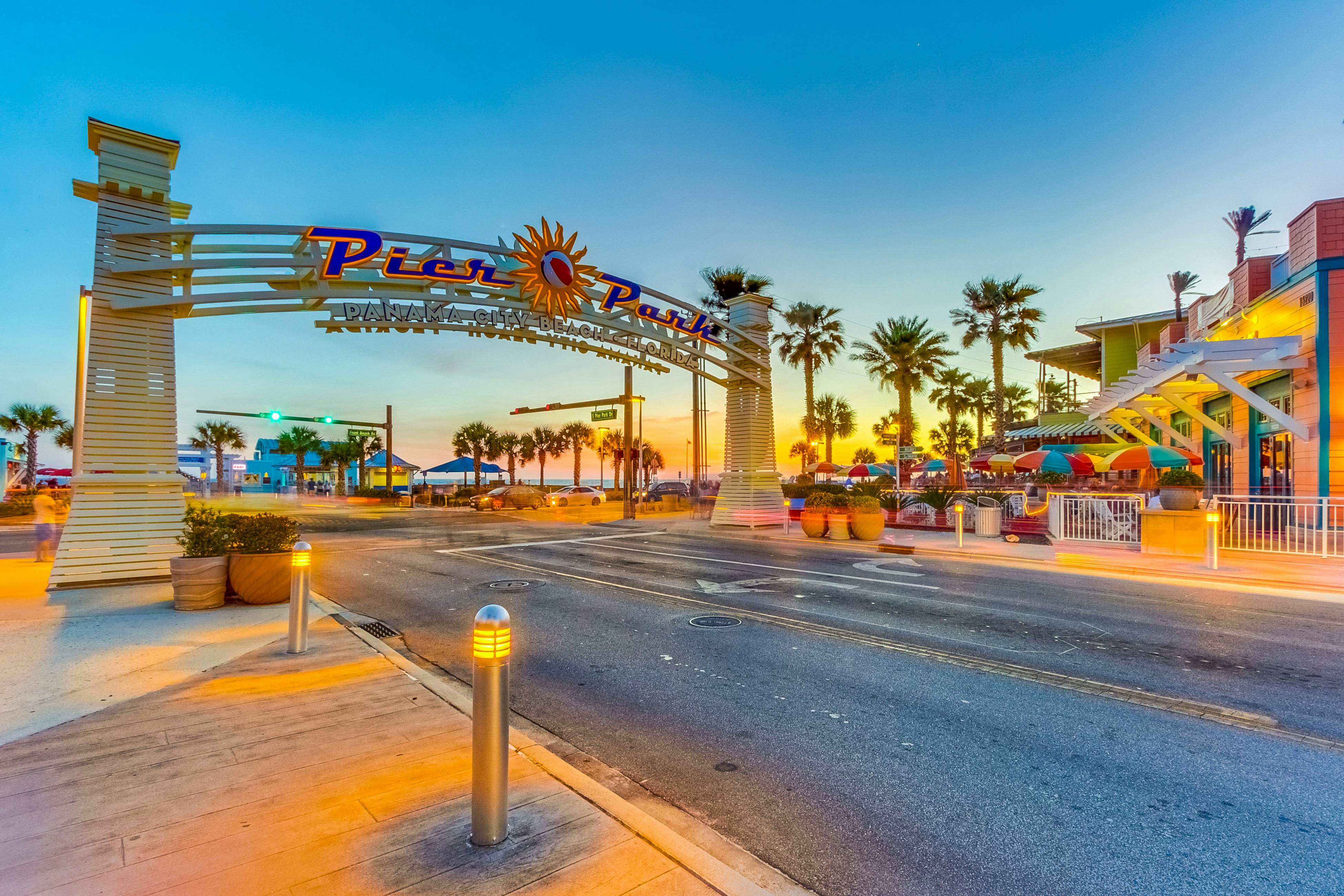 Waterfront w/ Views, Pools, Hot Tub, Gym - Walk to Beach, Snowbirds Welcome