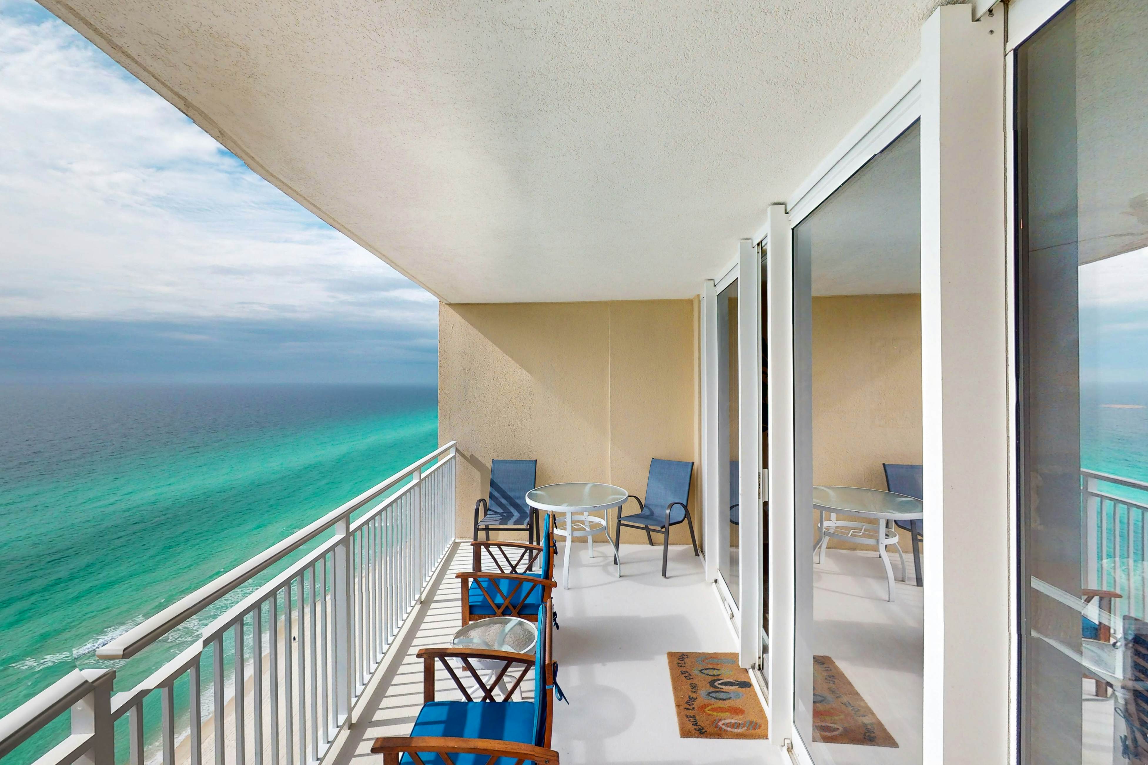 Beautiful condo with beach access, shared pool, WiFi, and panoramic views