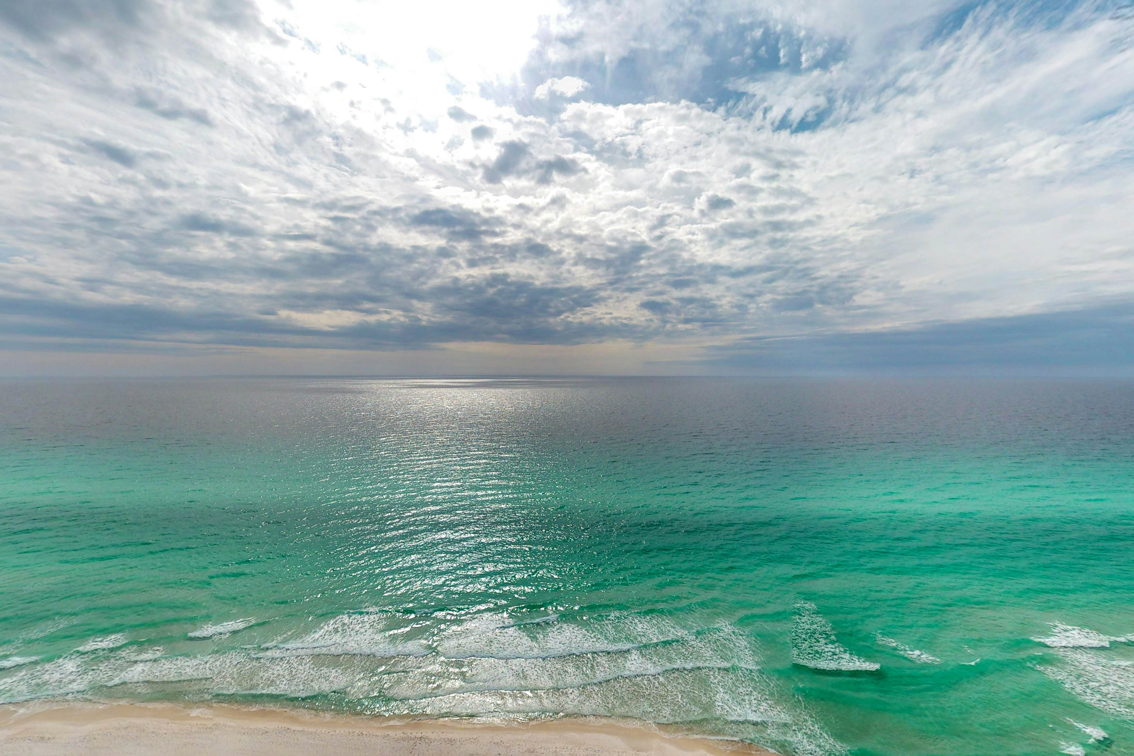 Beautiful condo with beach access, shared pool, WiFi, and panoramic views