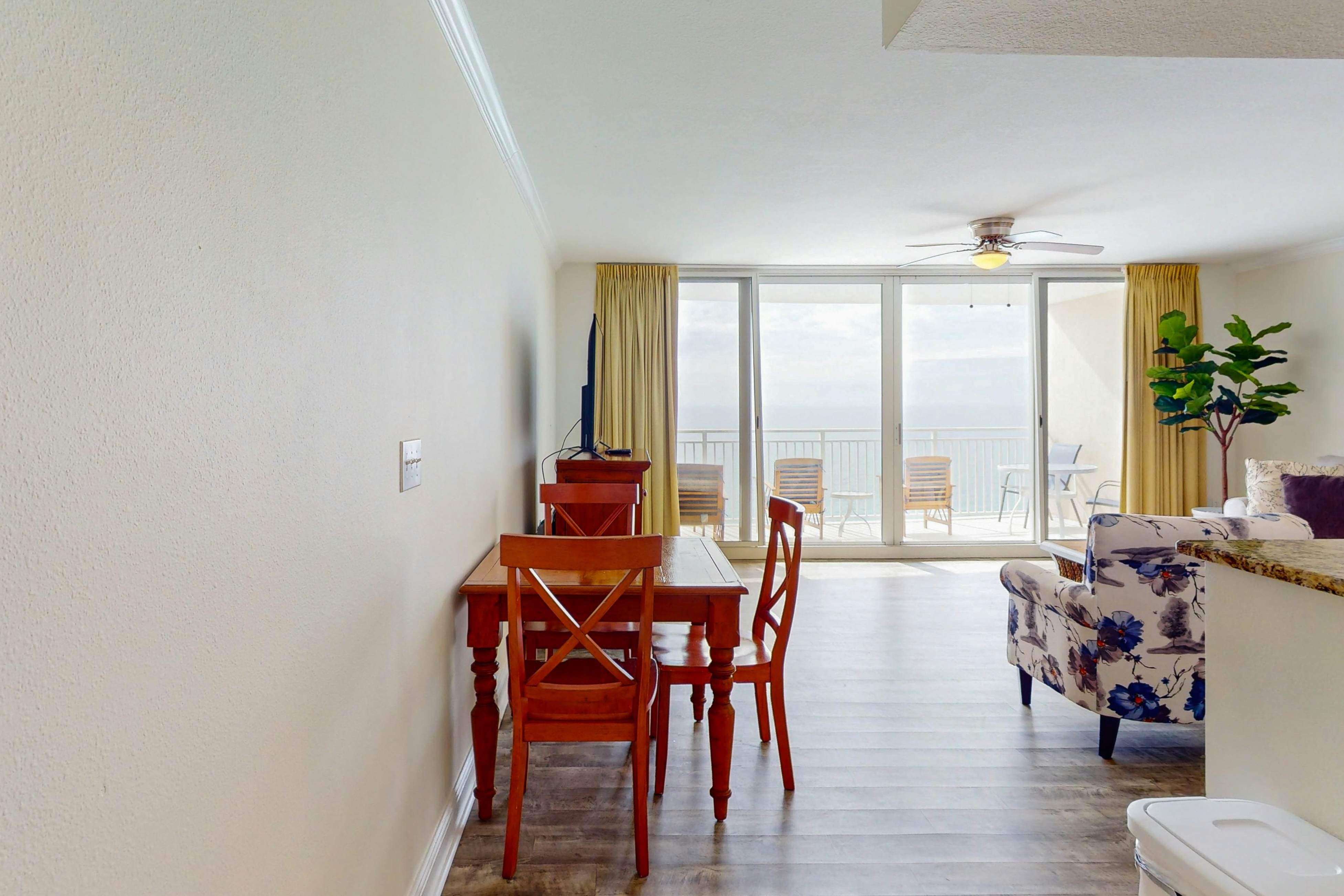 Beautiful condo with beach access, shared pool, WiFi, and panoramic views