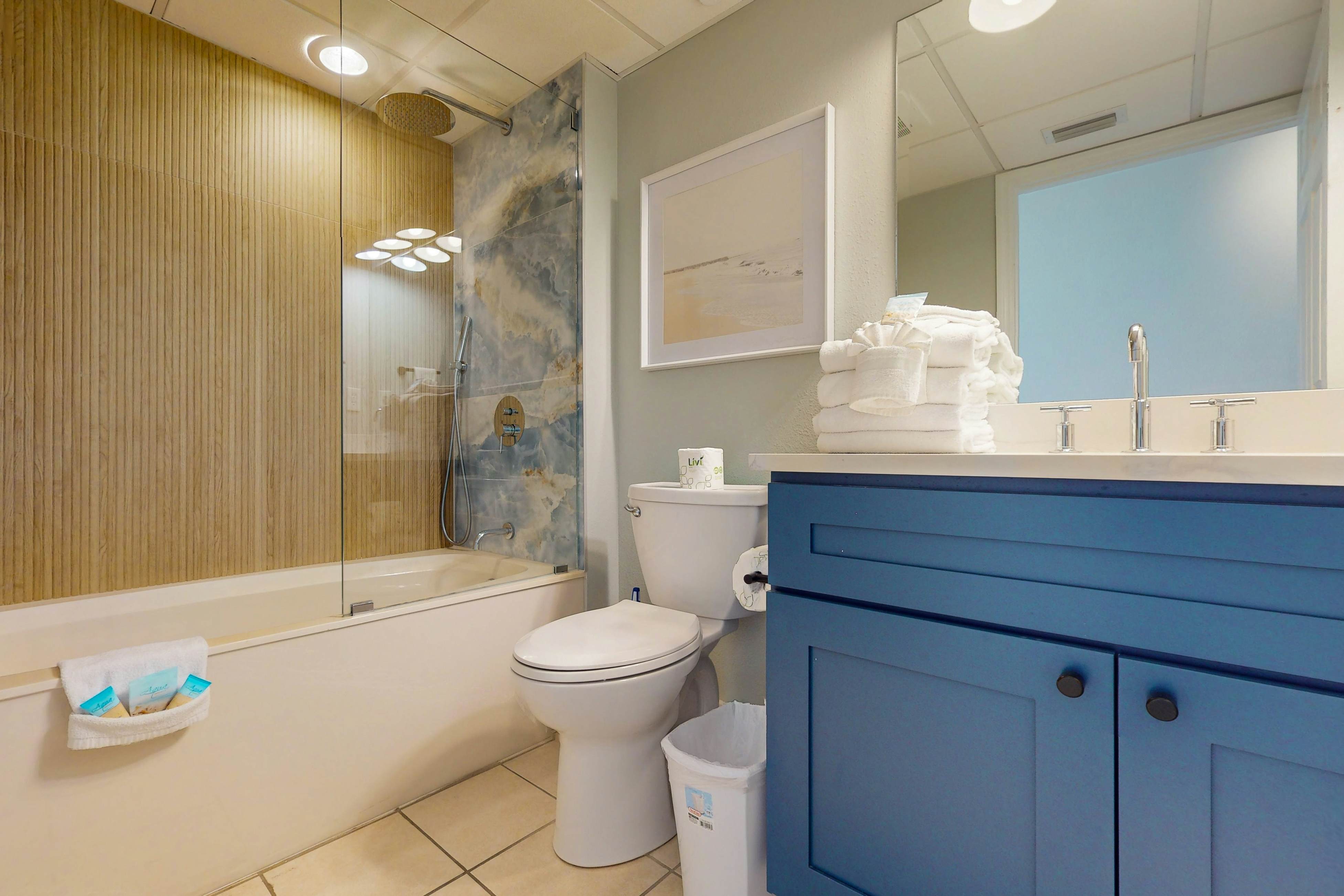 Beautiful condo with beach access, shared pool, WiFi, and panoramic views