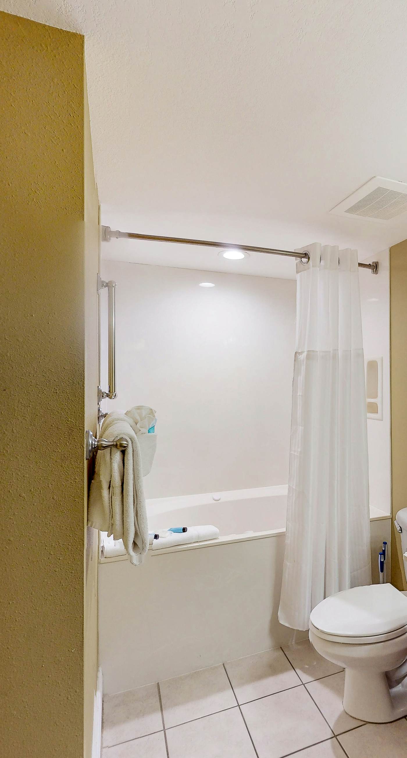 Beachfront resort condo with gulf views, pools,splash pad, hot tub, & gym