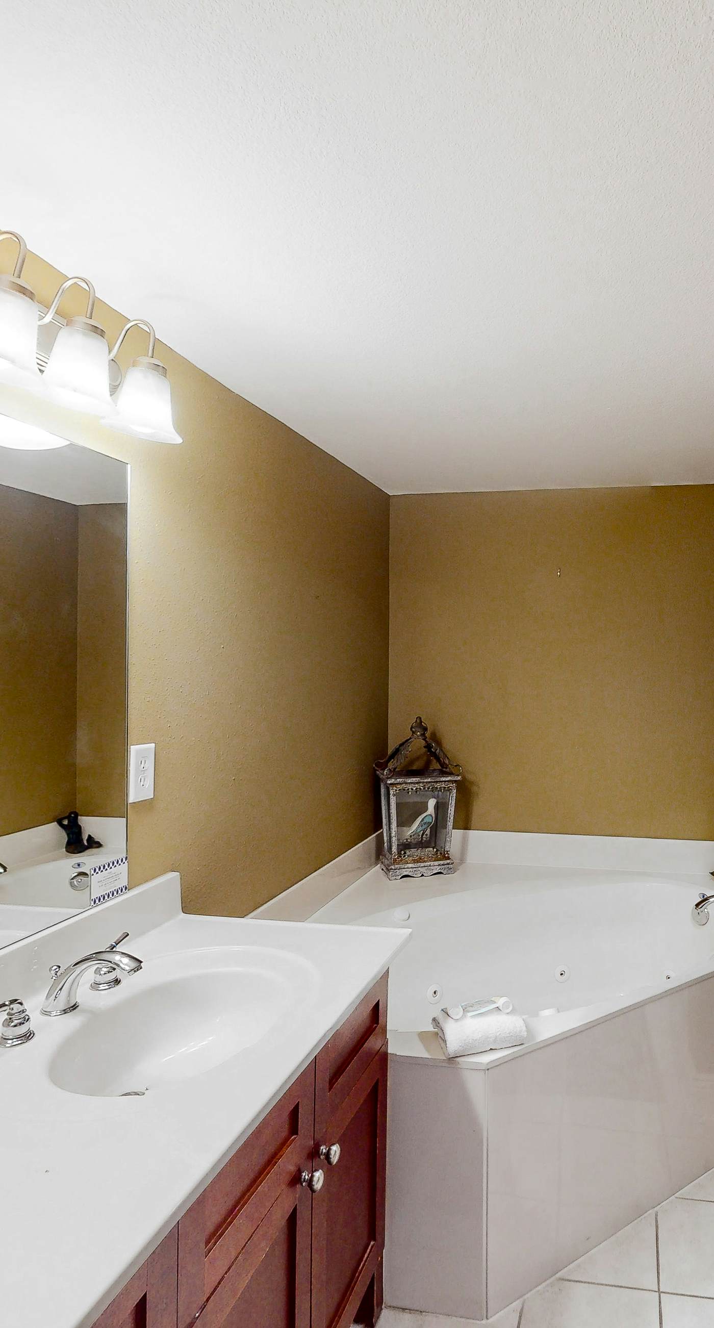 Beachfront resort condo with gulf views, pools,splash pad, hot tub, & gym