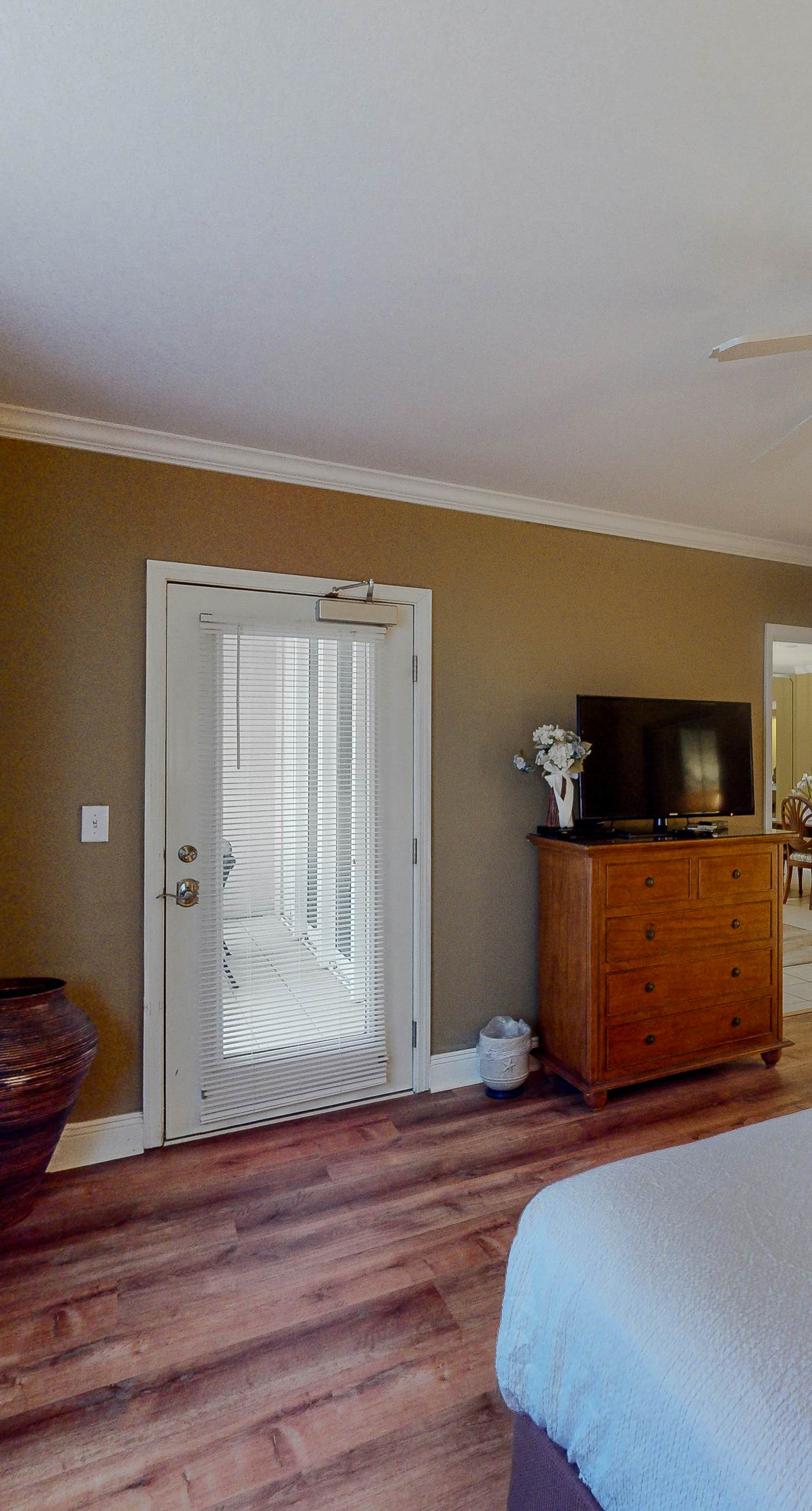 Beachfront resort condo with gulf views, pools,splash pad, hot tub, & gym