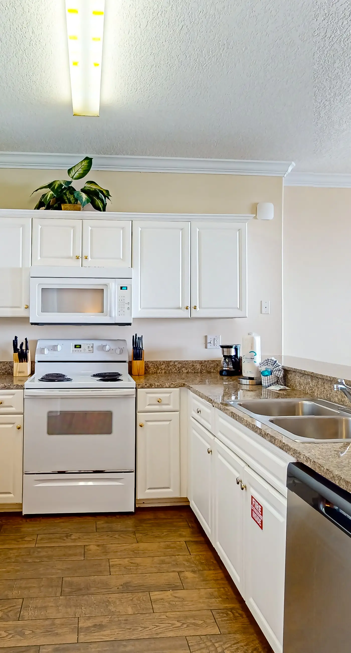 Exotic Emerald Coast condo with private deck, gulf view, pool & hot tub