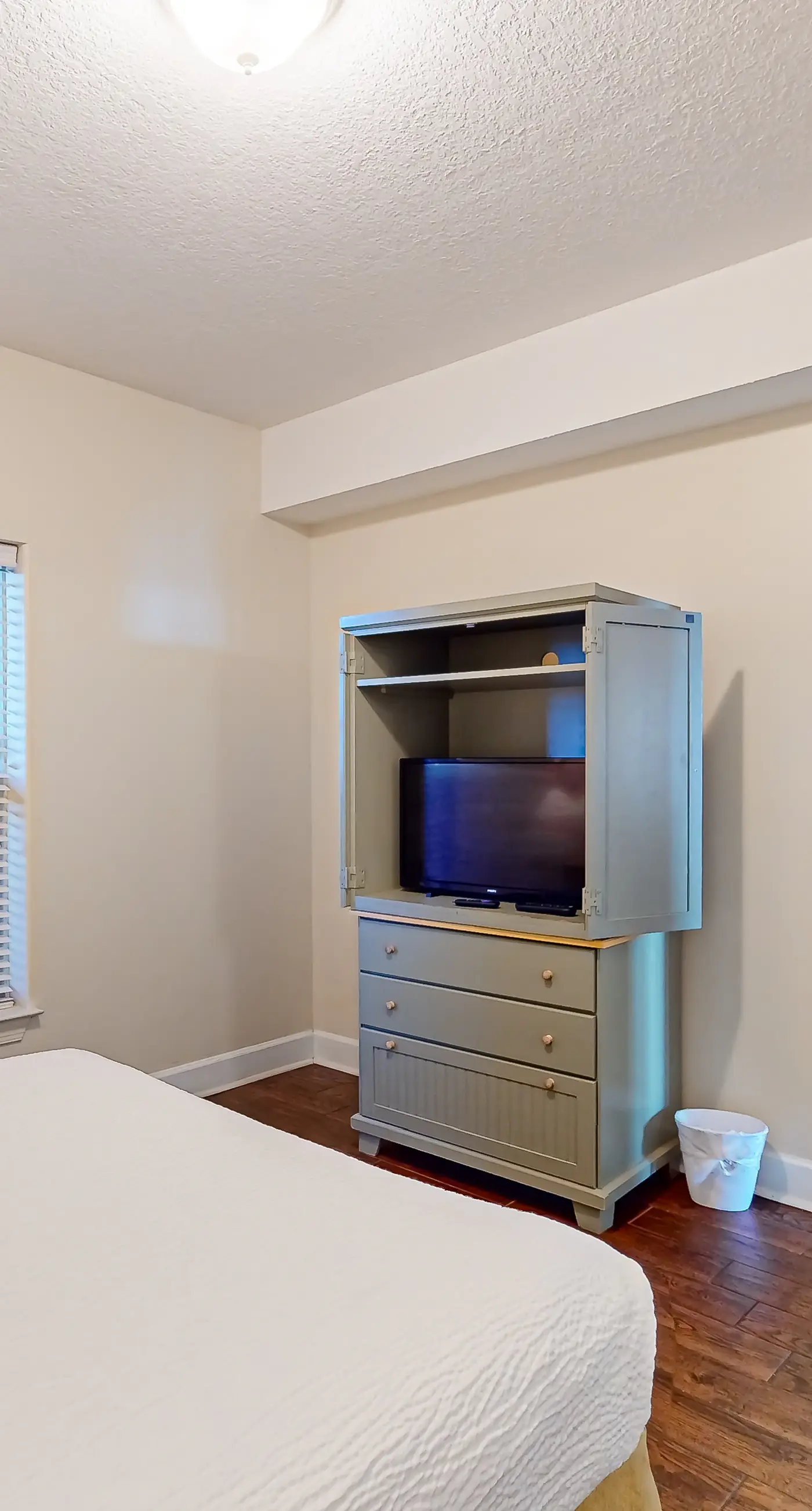 Exotic Emerald Coast condo with private deck, gulf view, pool & hot tub