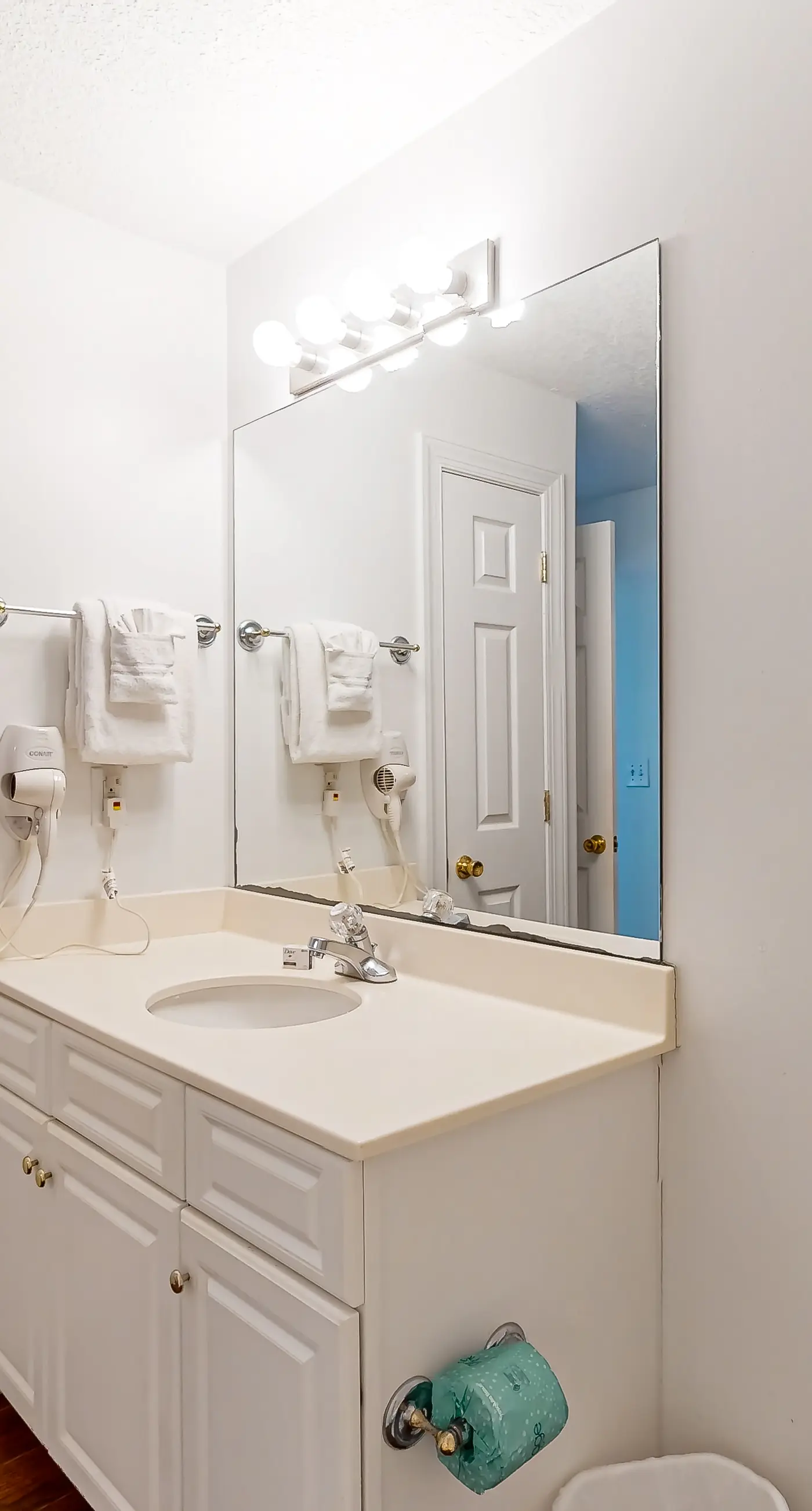 Exotic Emerald Coast condo with private deck, gulf view, pool & hot tub