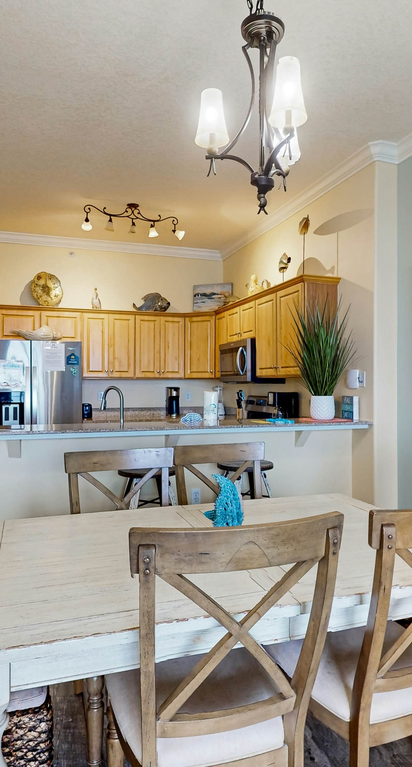 Gulf-front 20th-floor condo with large private balcony, pool, hot tub & gym