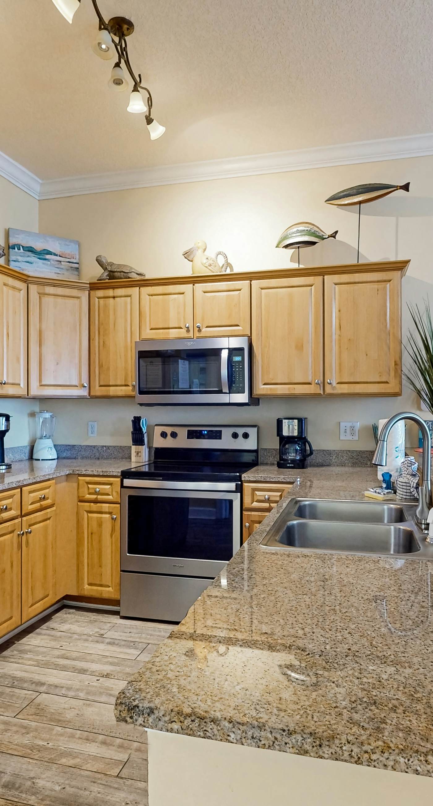 Gulf-front 20th-floor condo with large private balcony, pool, hot tub & gym