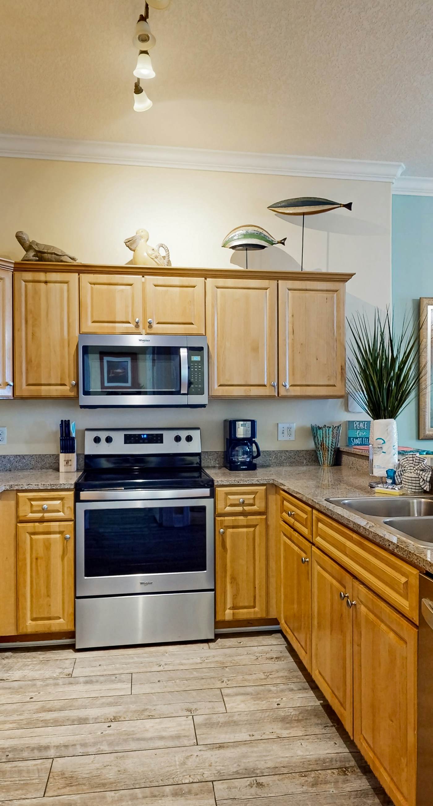 Gulf-front 20th-floor condo with large private balcony, pool, hot tub & gym