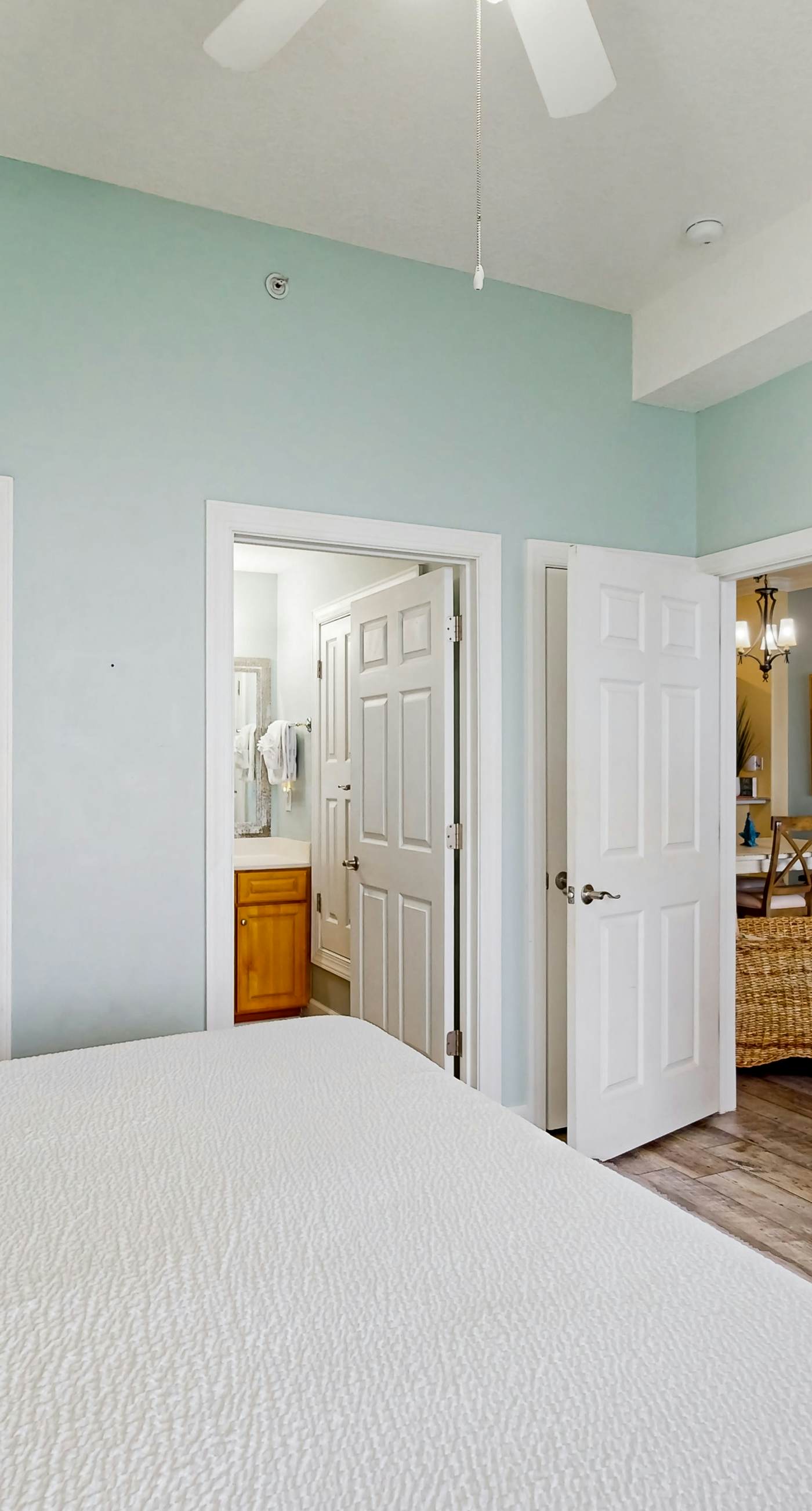 Gulf-front 20th-floor condo with large private balcony, pool, hot tub & gym