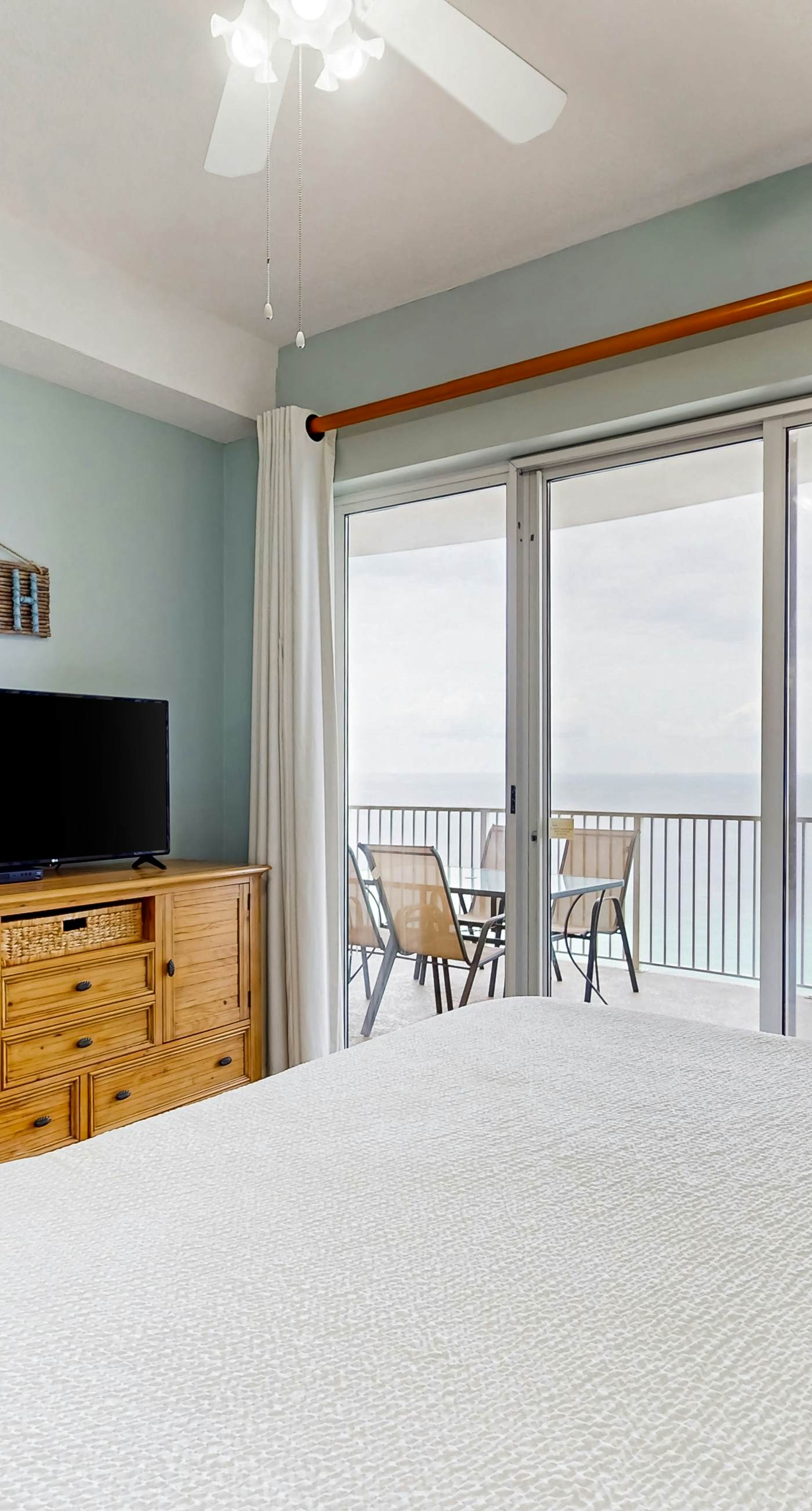 Gulf-front 20th-floor condo with large private balcony, pool, hot tub & gym