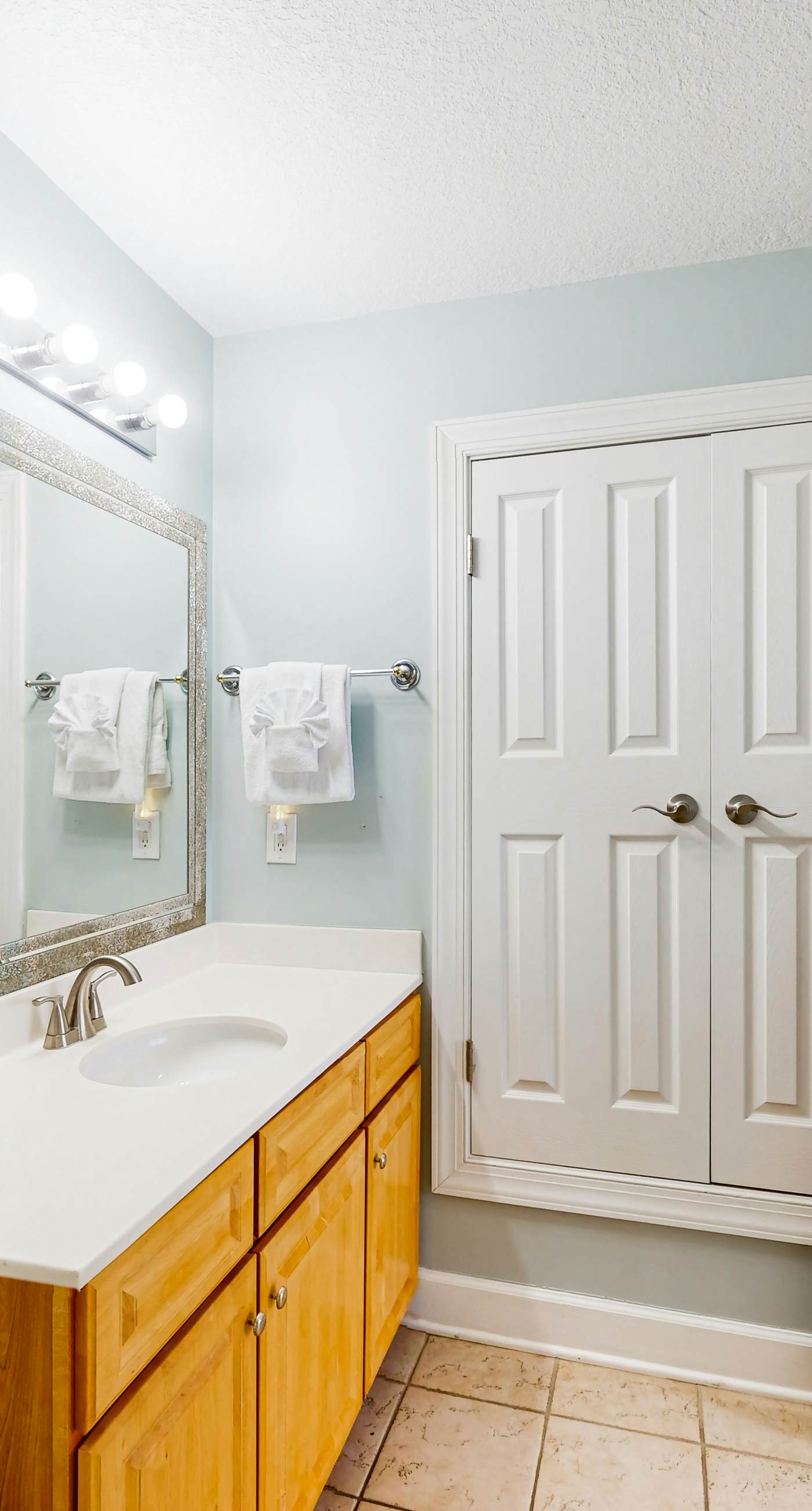 Gulf-front 20th-floor condo with large private balcony, pool, hot tub & gym