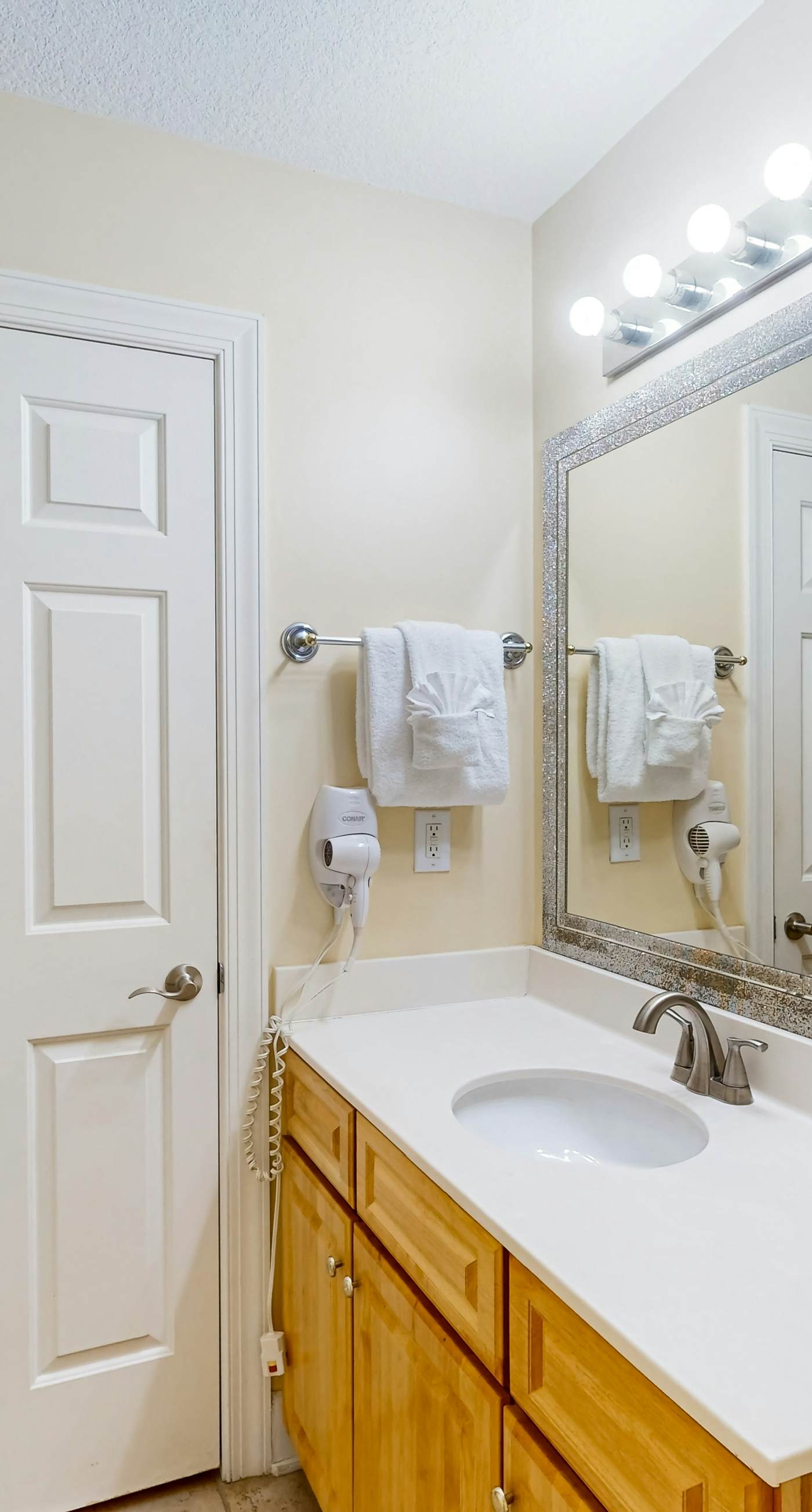 Gulf-front 20th-floor condo with large private balcony, pool, hot tub & gym