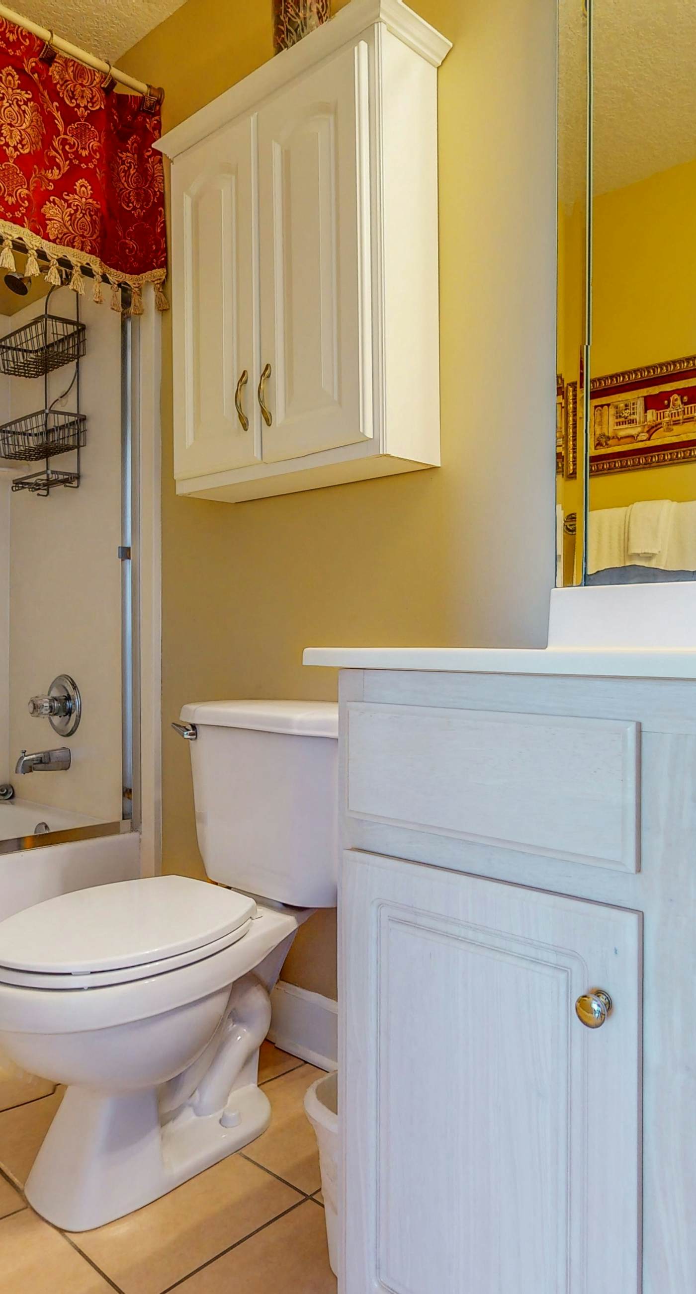 Waterfront condo in a resort setting w/ shared pools, hot tub, & beach access