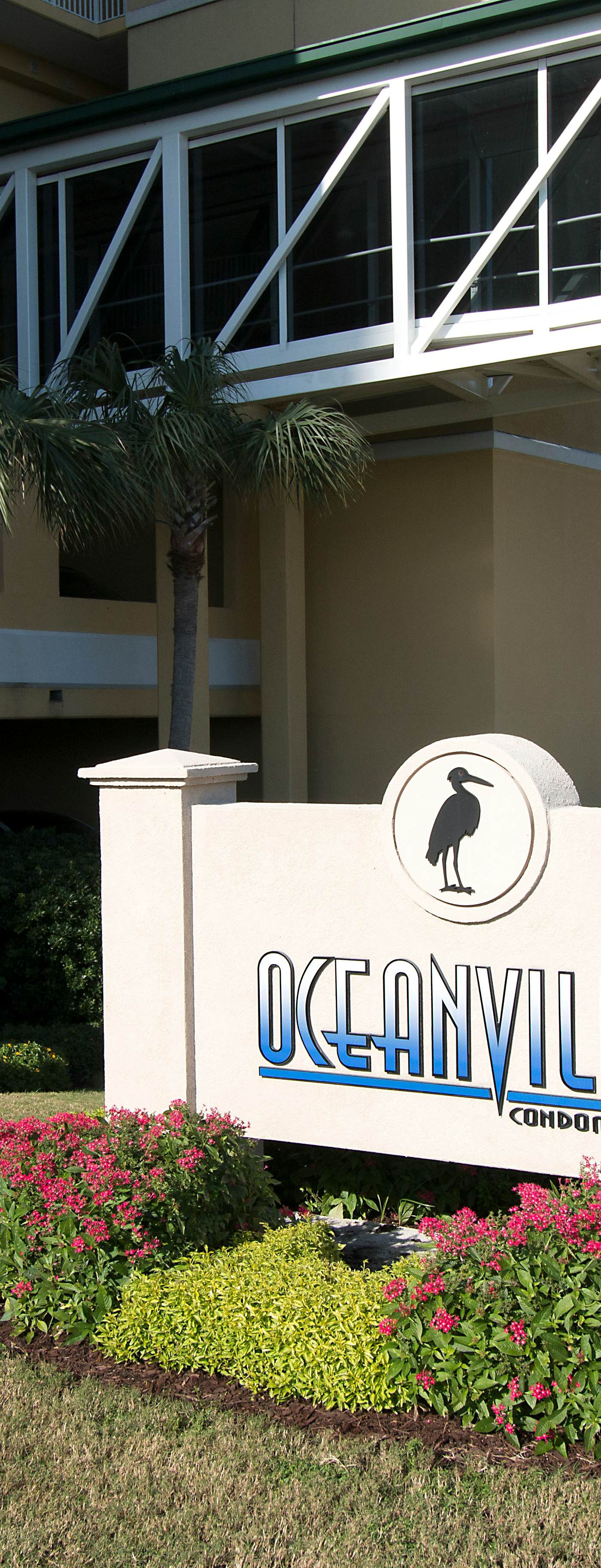 Waterfront condo in a resort setting w/ shared pools, hot tub, & beach access