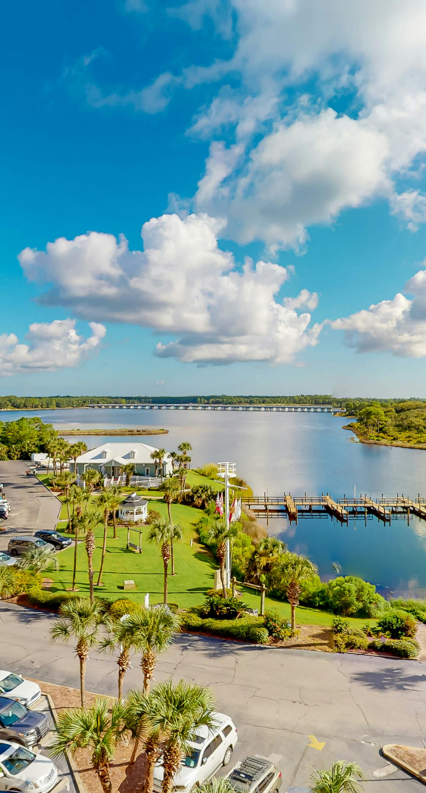 Beachfront condo in gated resort with pools, lake access, fast WiFi & patio