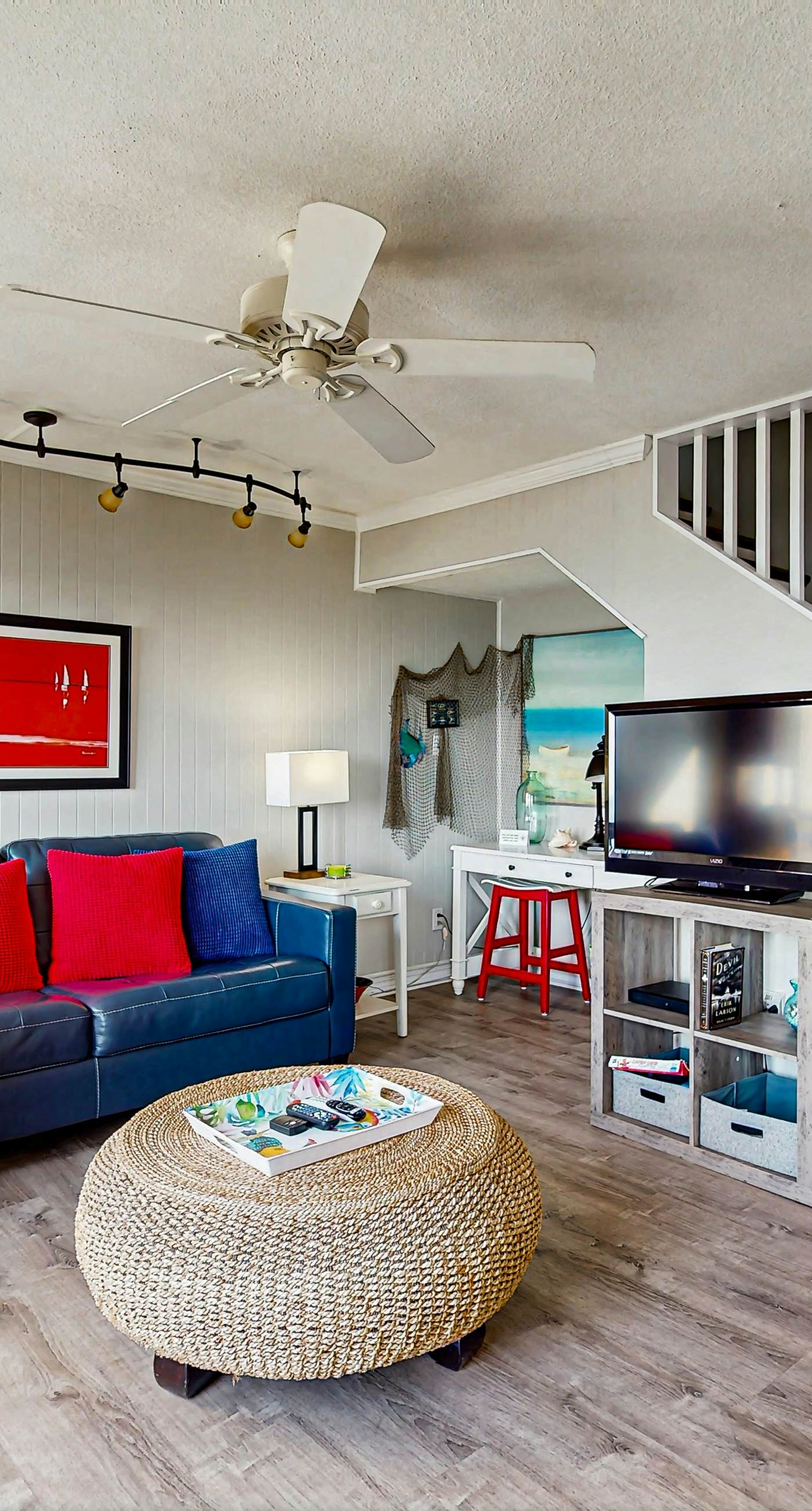 Gorgeous beachfront condo, shared pool and beach access