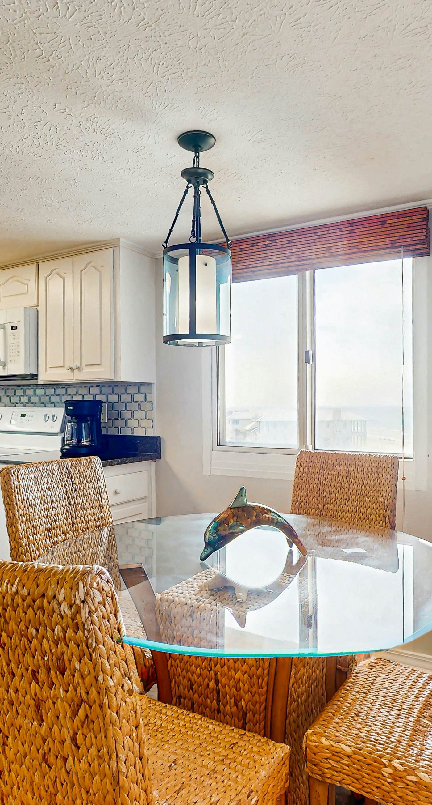 Gorgeous beachfront condo, shared pool and beach access